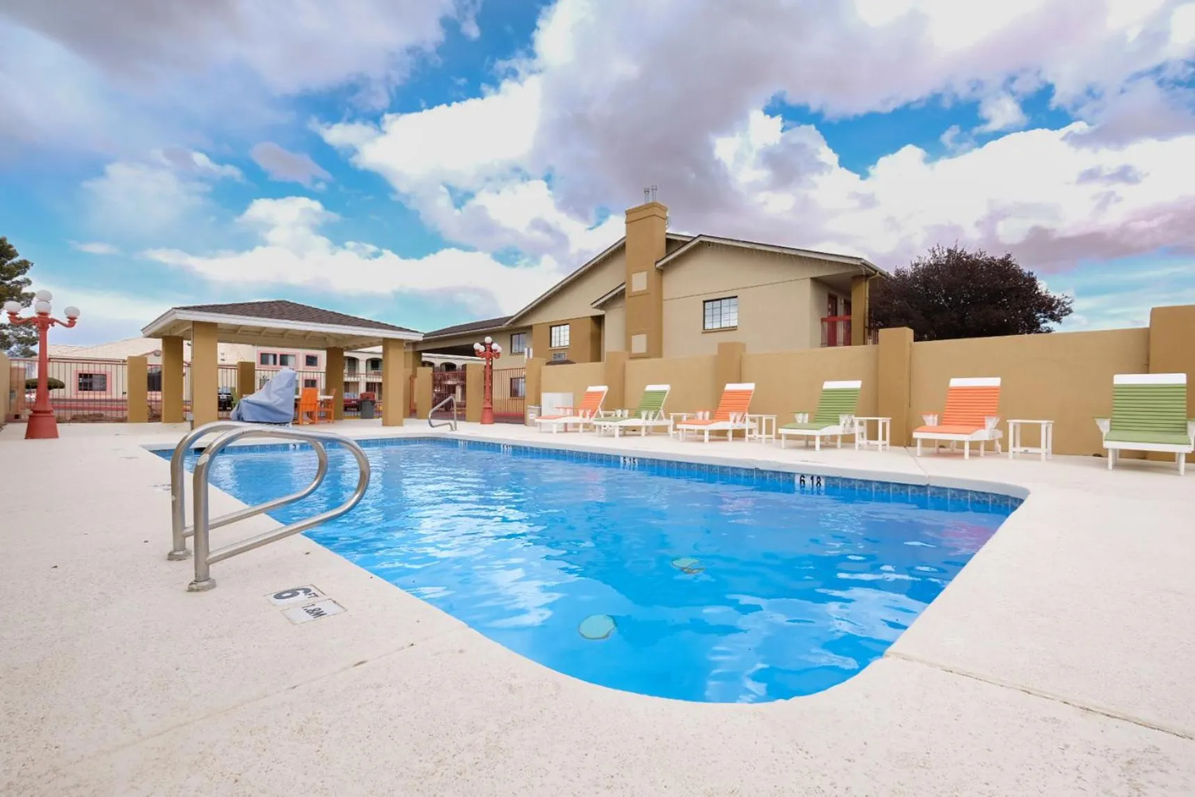 Swimming pool in Quality Inn Holbrook near Petrified Forest