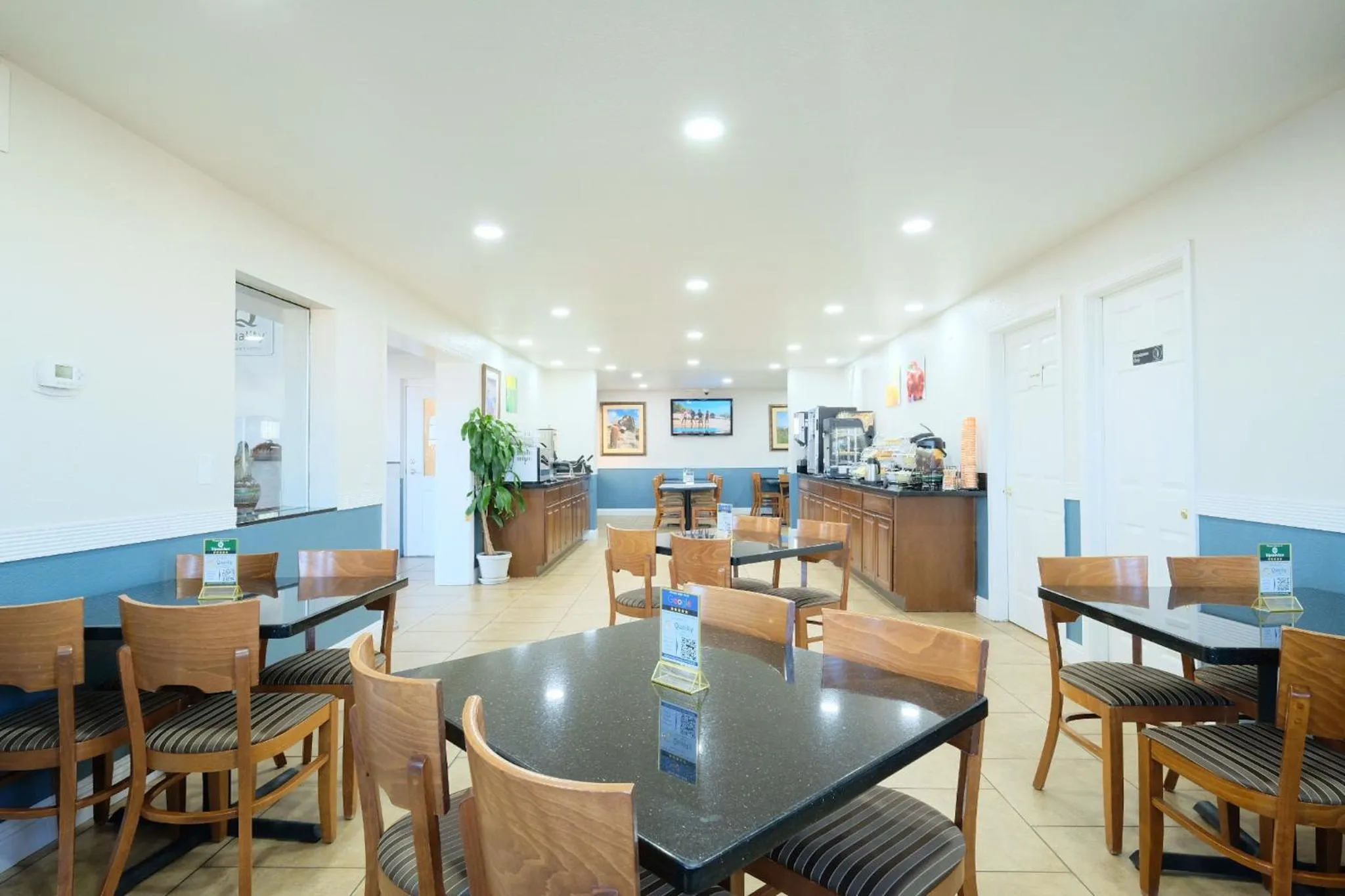Dining area in Quality Inn Holbrook near Petrified Forest
