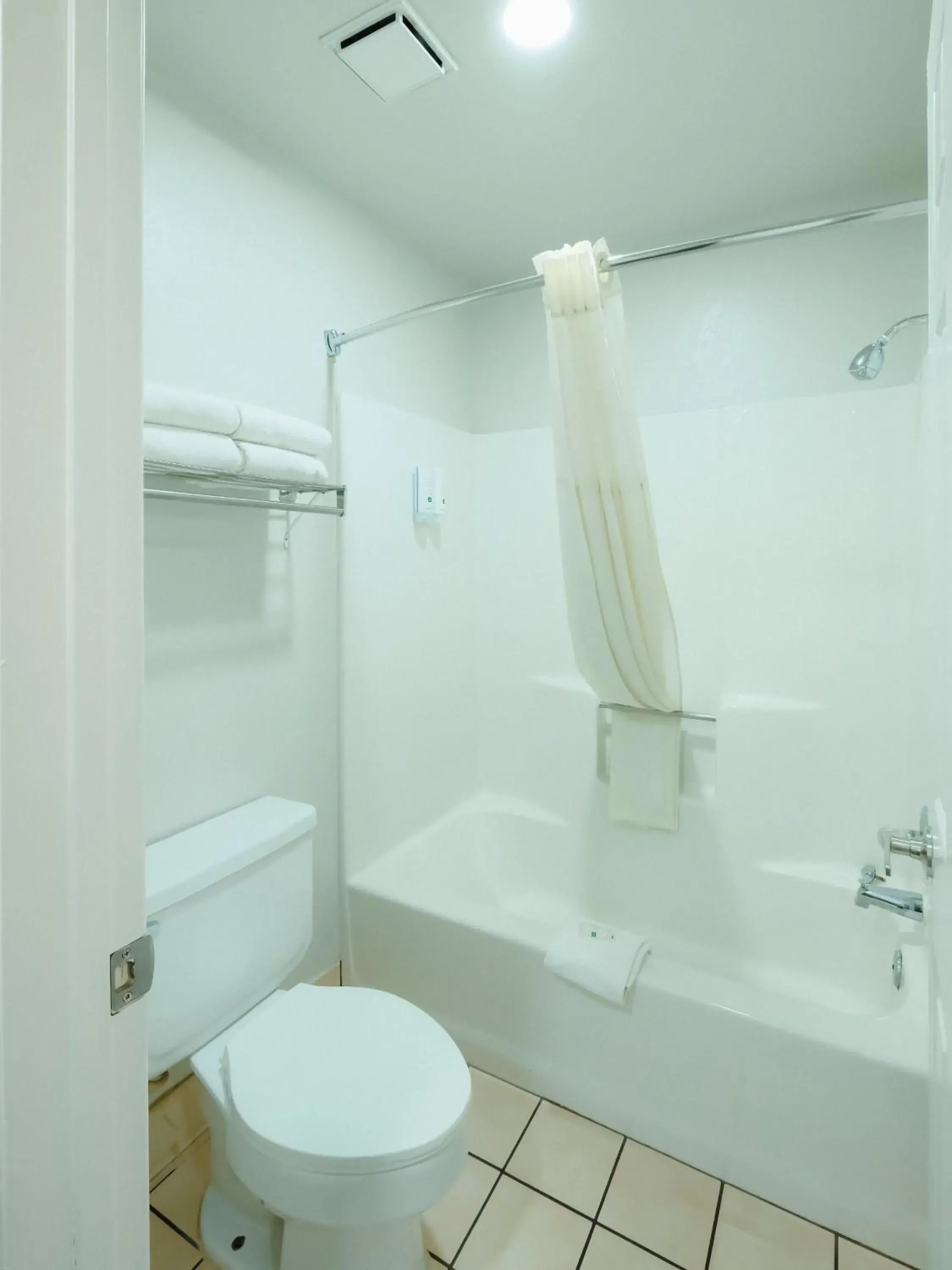 Bathroom in Quality Inn Holbrook near Petrified Forest Bathroom in Quality Inn Holbrook near Petrified Forest