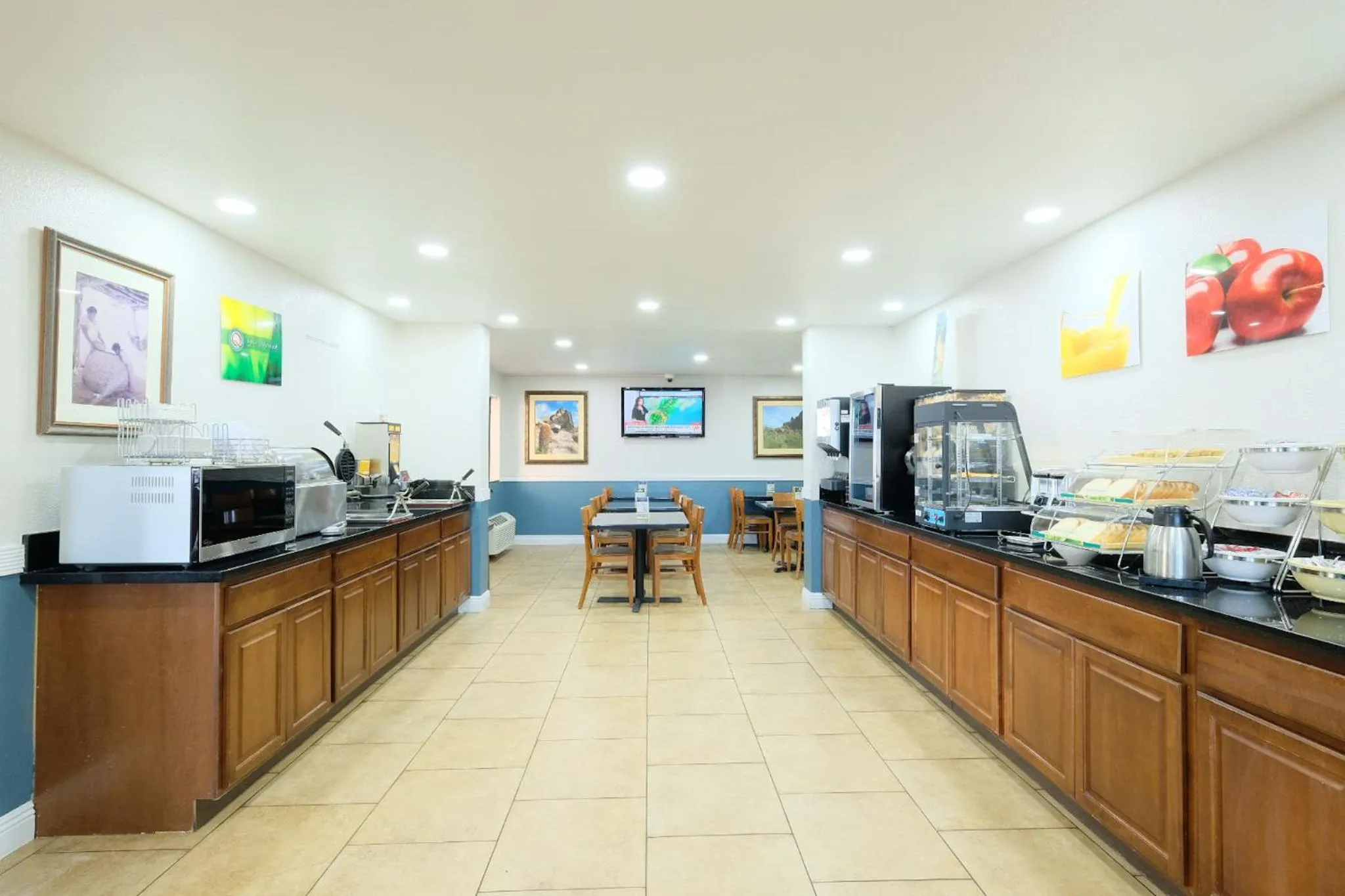 Dining area in Quality Inn Holbrook near Petrified Forest