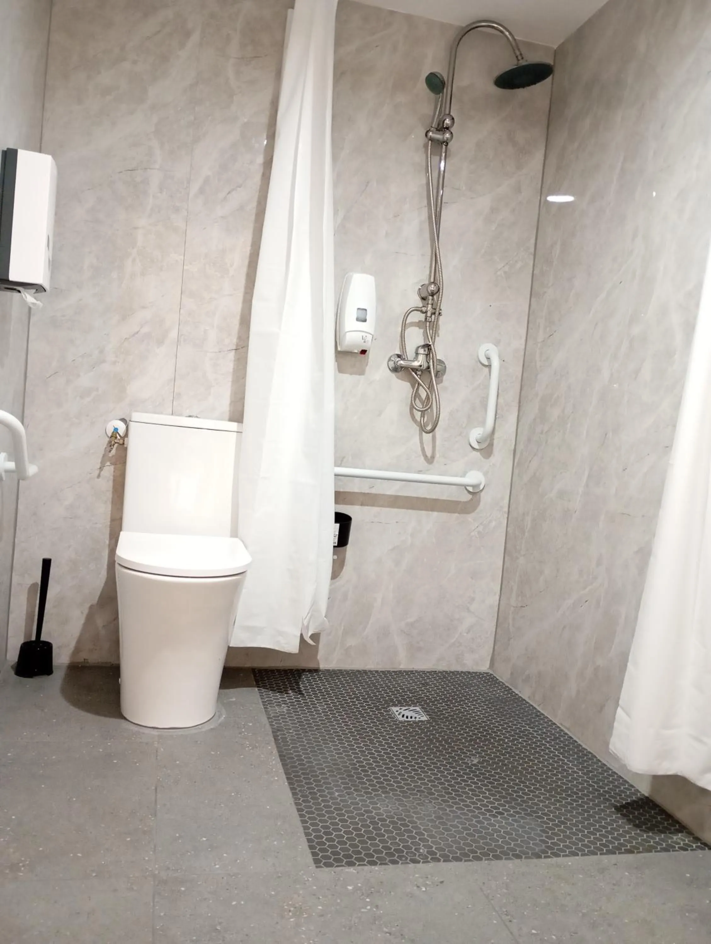 Shower in HOTEL THANIA Sète Frontignan