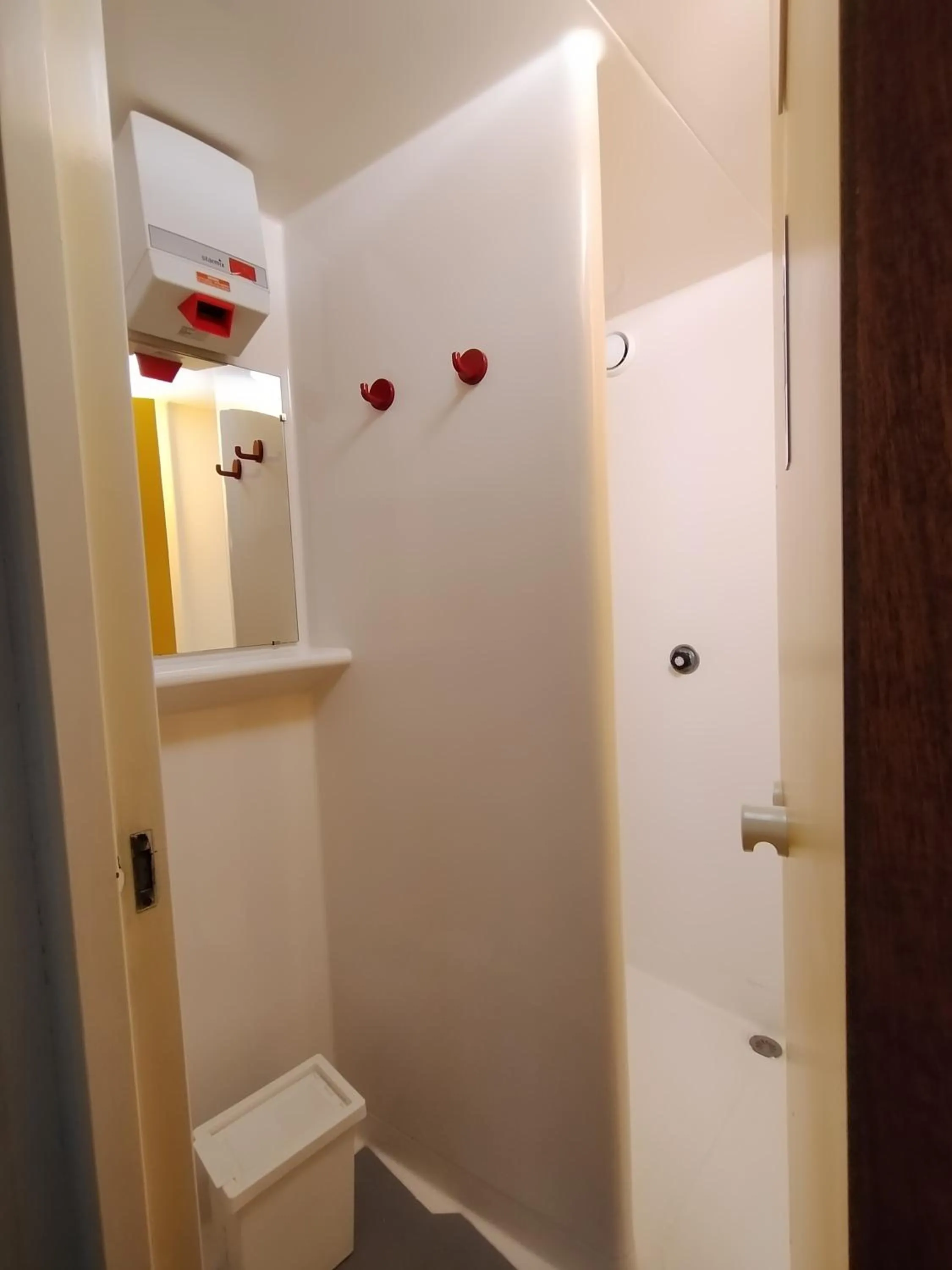 Shower in HOTEL THANIA