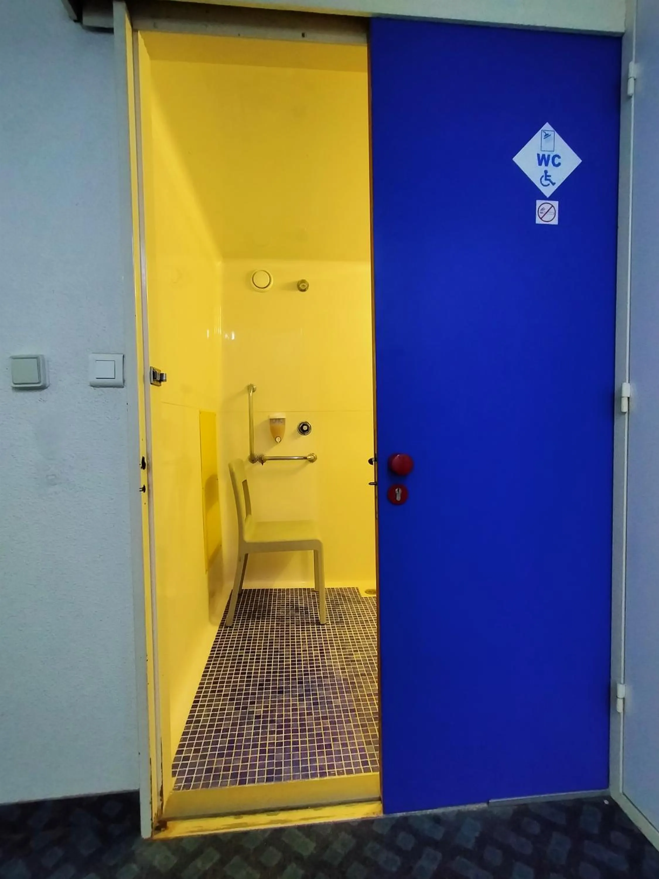 Shower in HOTEL THANIA