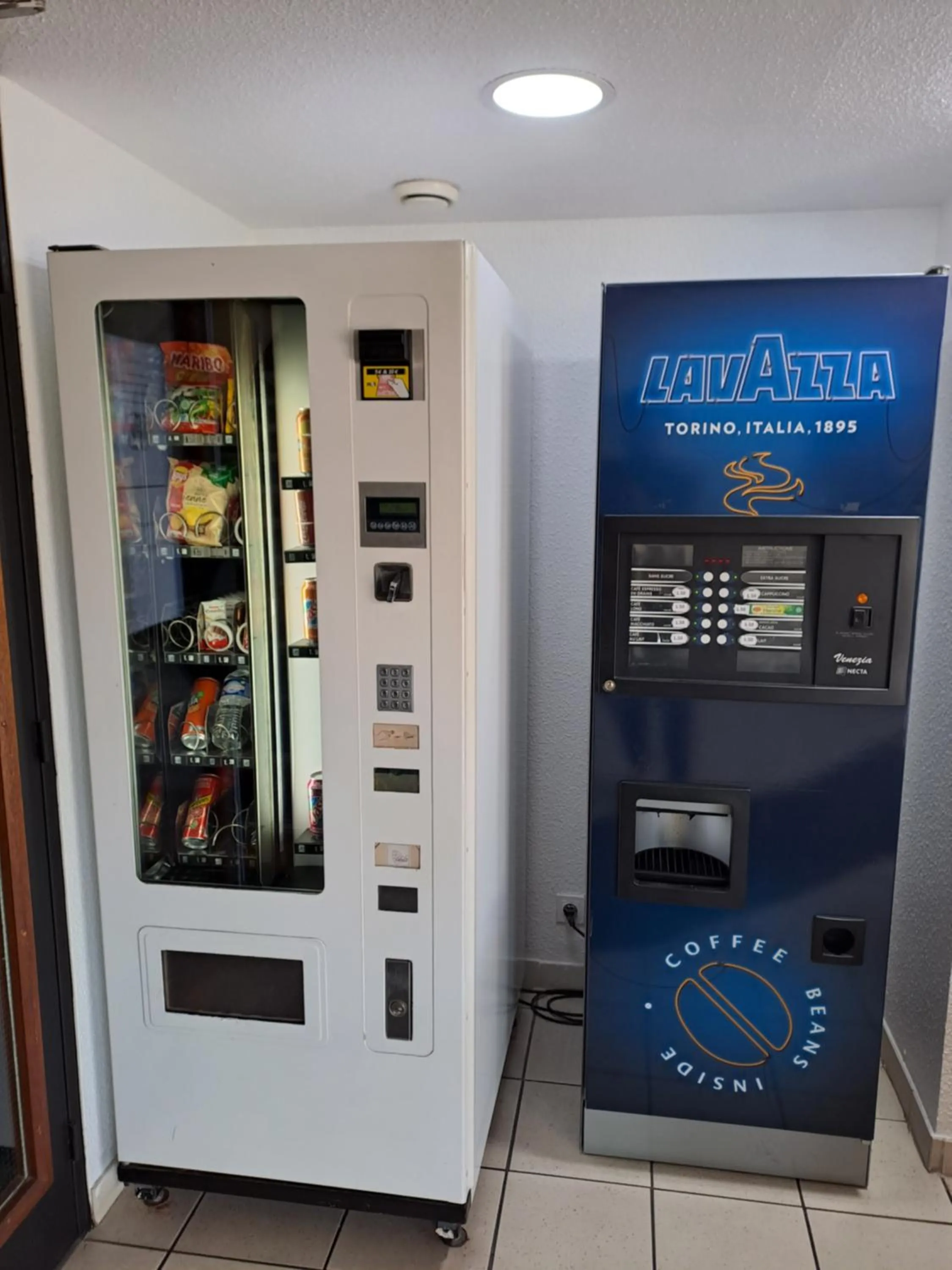 vending machine in HOTEL THANIA