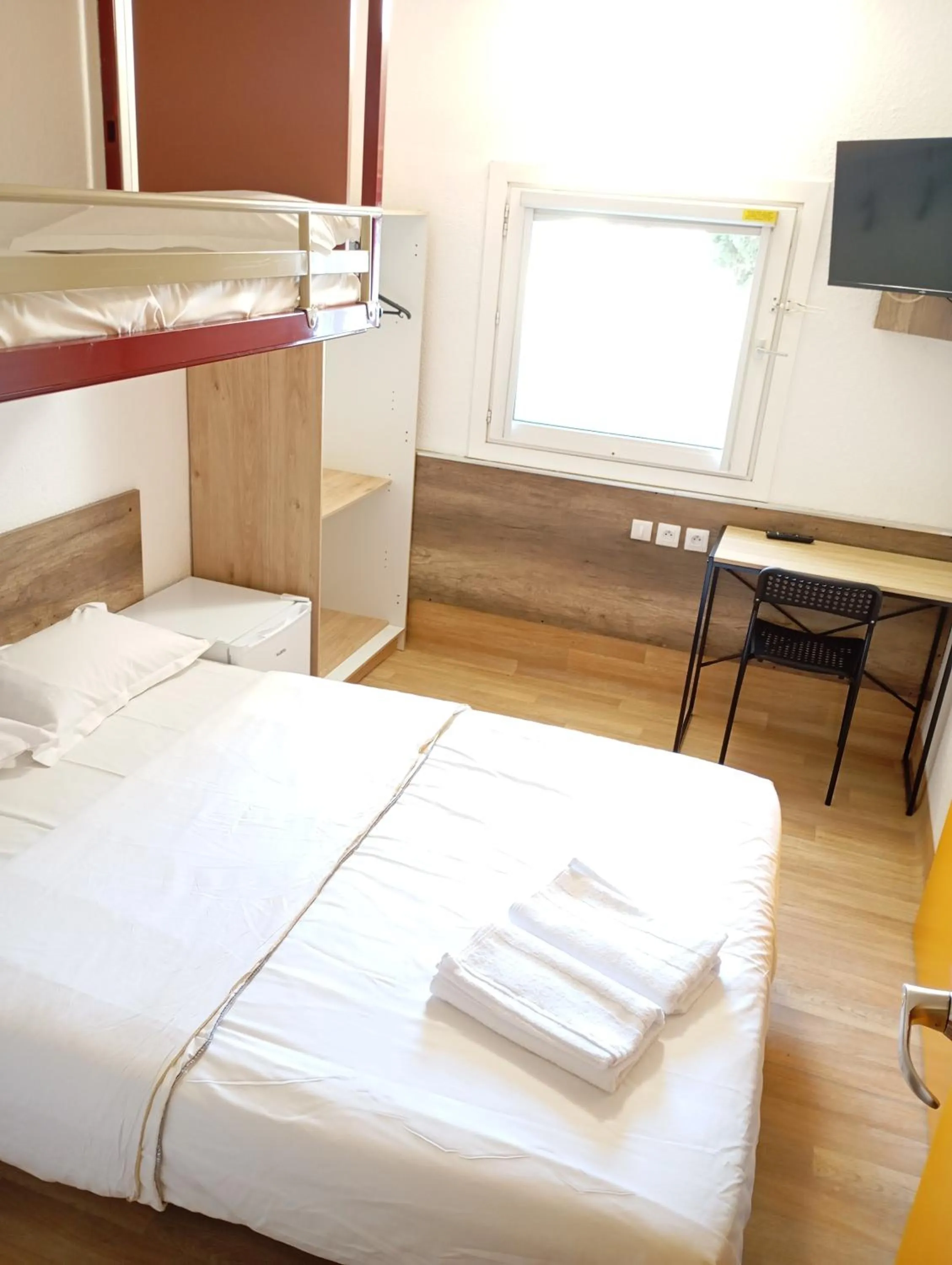 Photo of the whole room, Bed in HOTEL THANIA Sète Frontignan