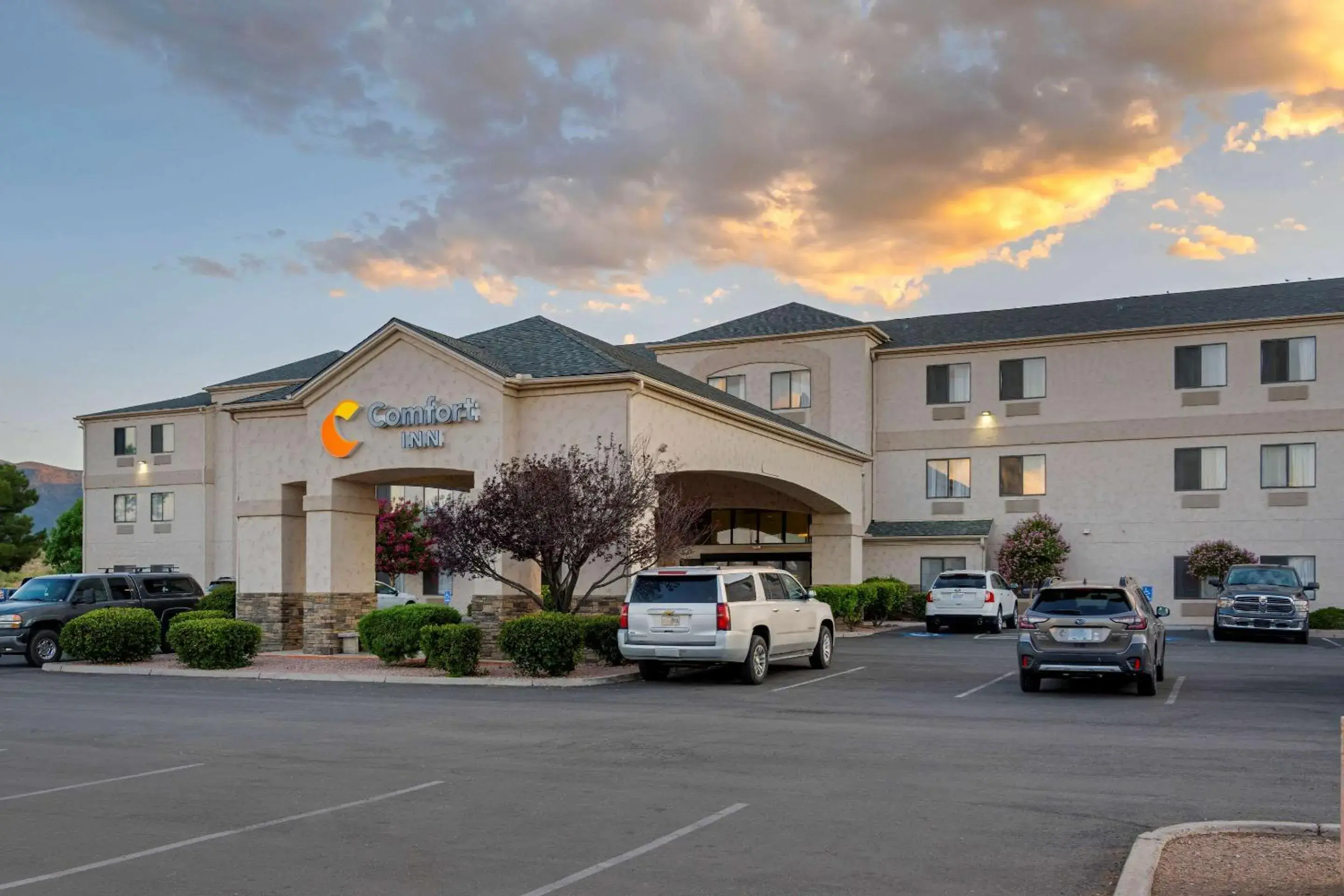 Property building in Comfort Inn Camp Verde I-17 Property building in Comfort Inn Camp Verde I-17
