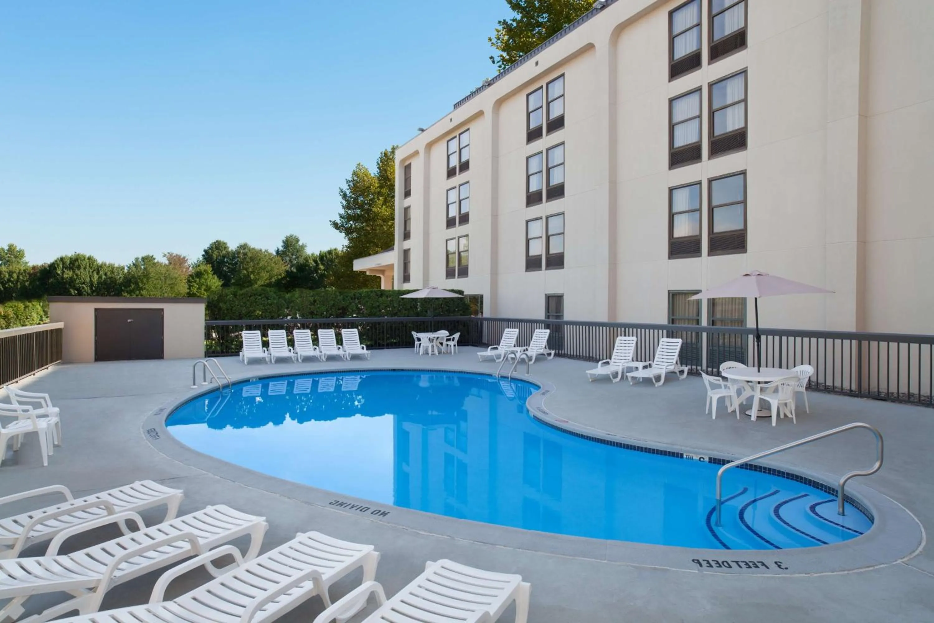 Swimming pool in Hampton Inn Philadelphia/Mt. Laurel