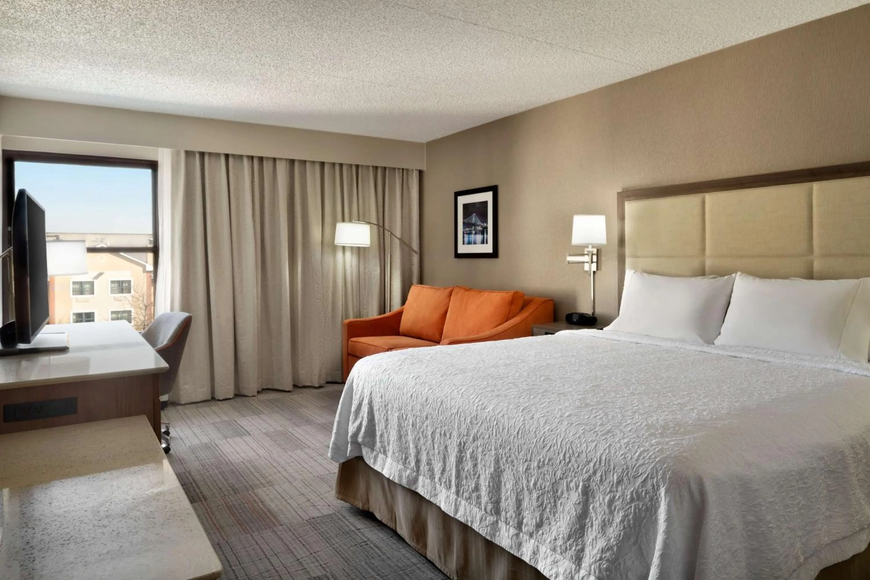 Bed in Hampton Inn Philadelphia/Mt. Laurel