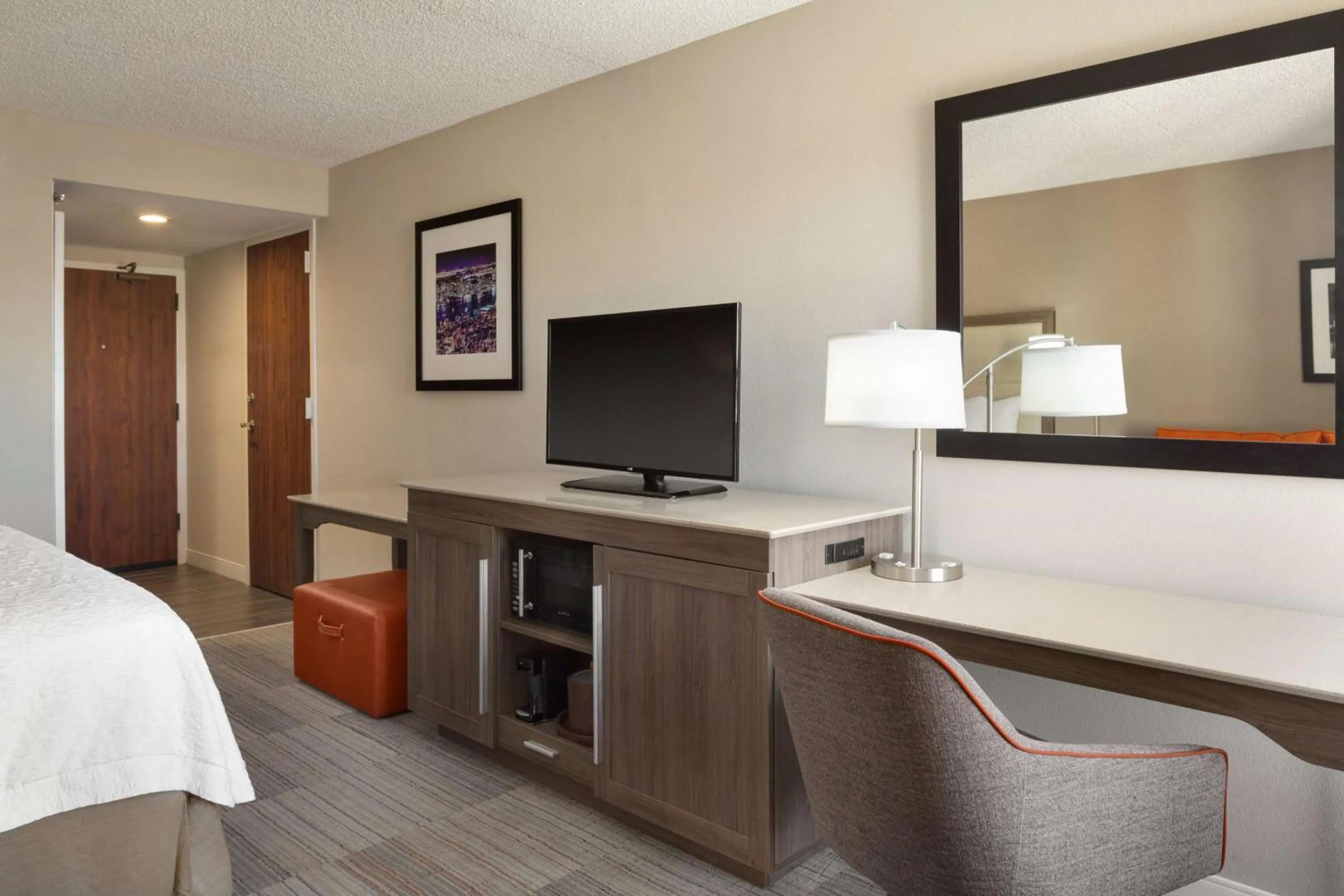 TV and multimedia, Bed in Hampton Inn Philadelphia/Mt. Laurel