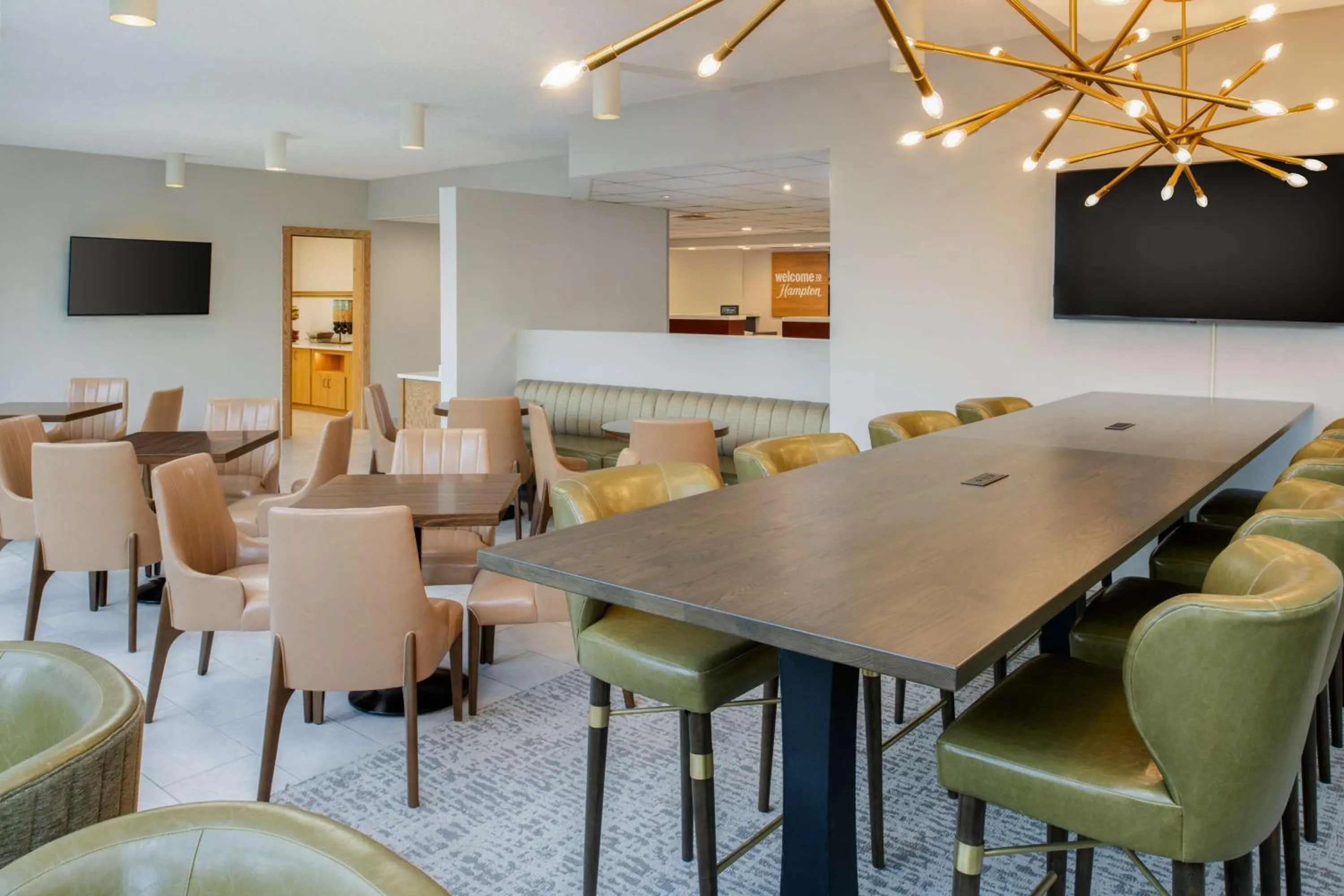 Dining area in Hampton Inn Seattle/Southcenter