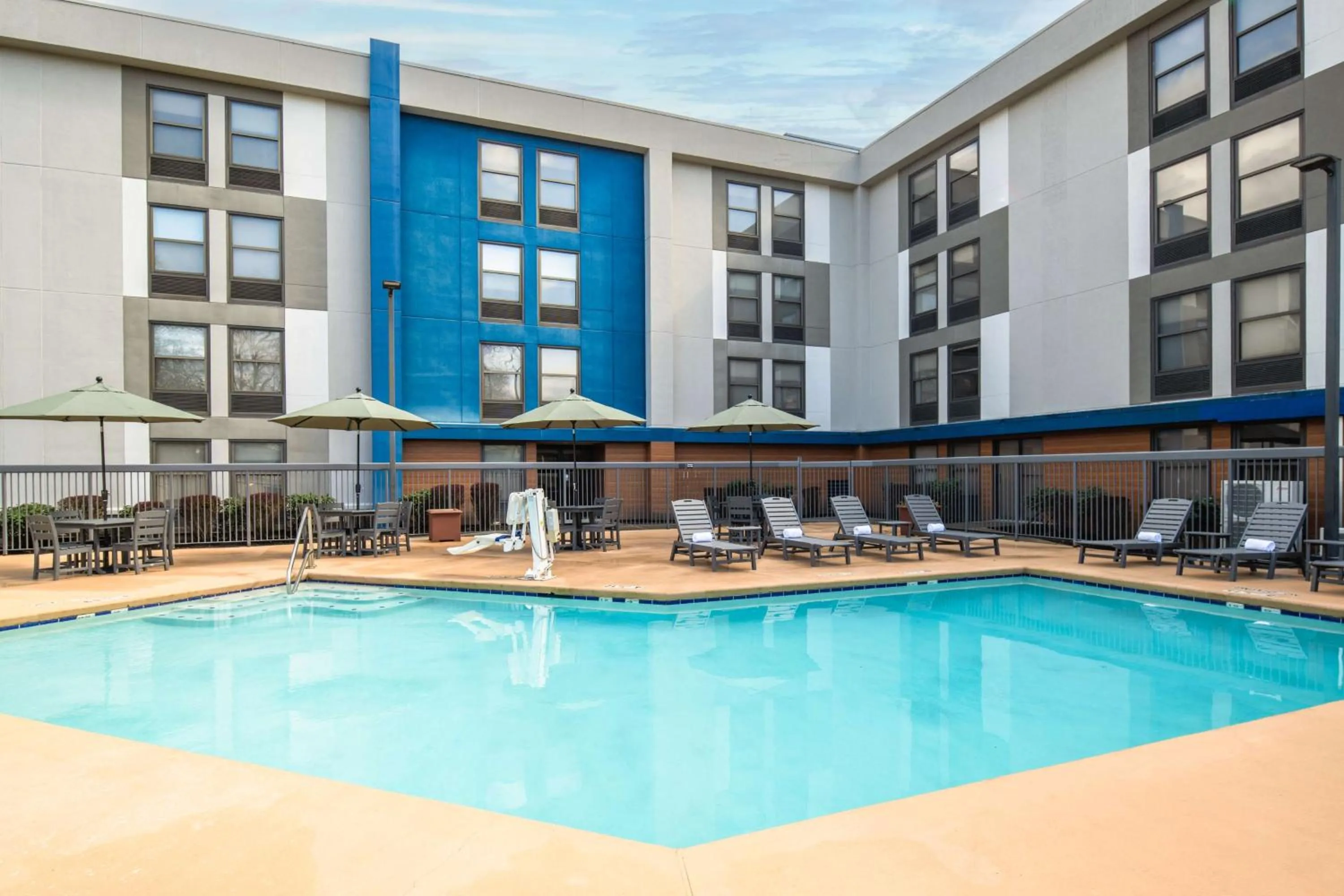 Pool view in Hampton Inn Seattle/Southcenter