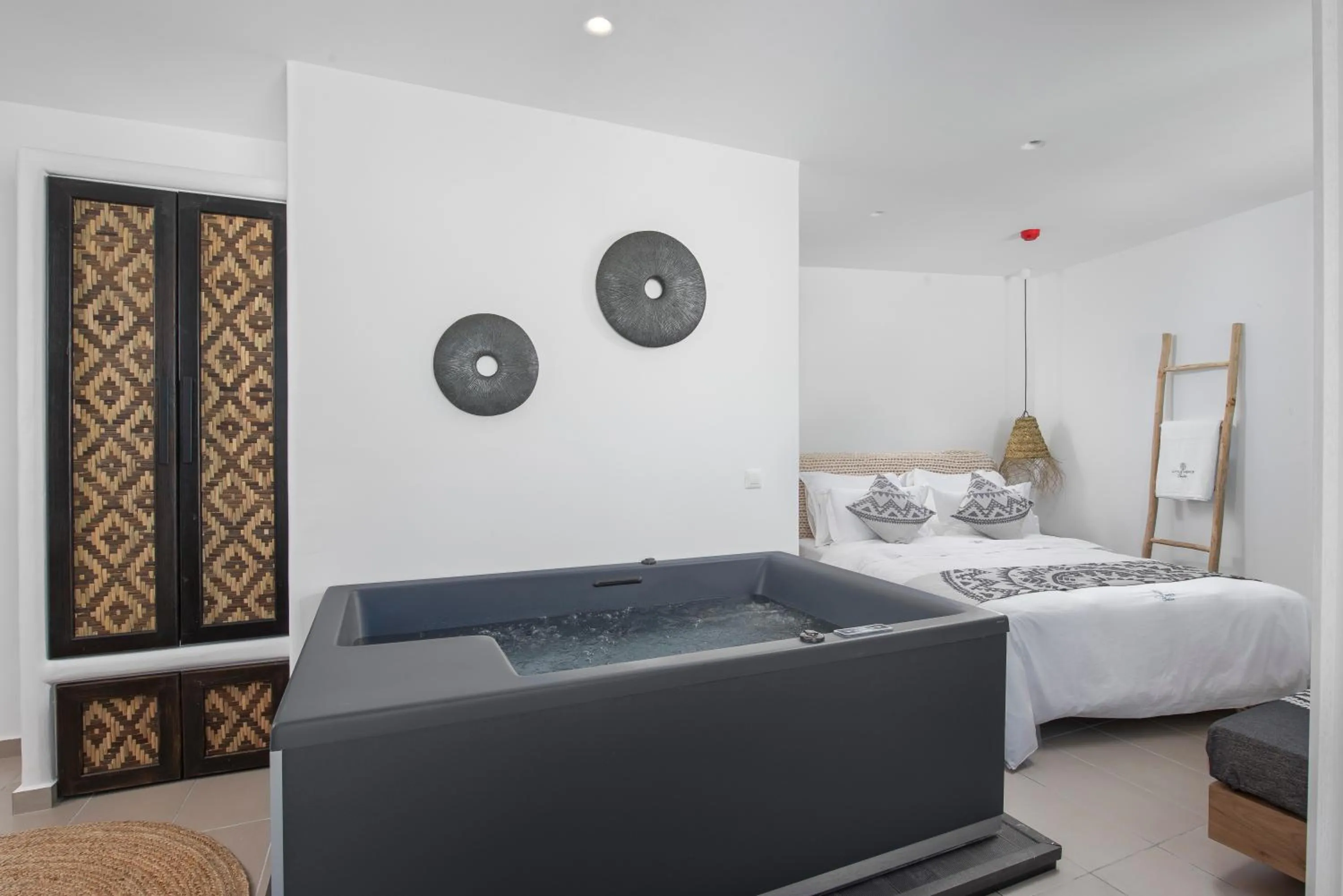 Hot Tub, Bed in Little Venice Villas