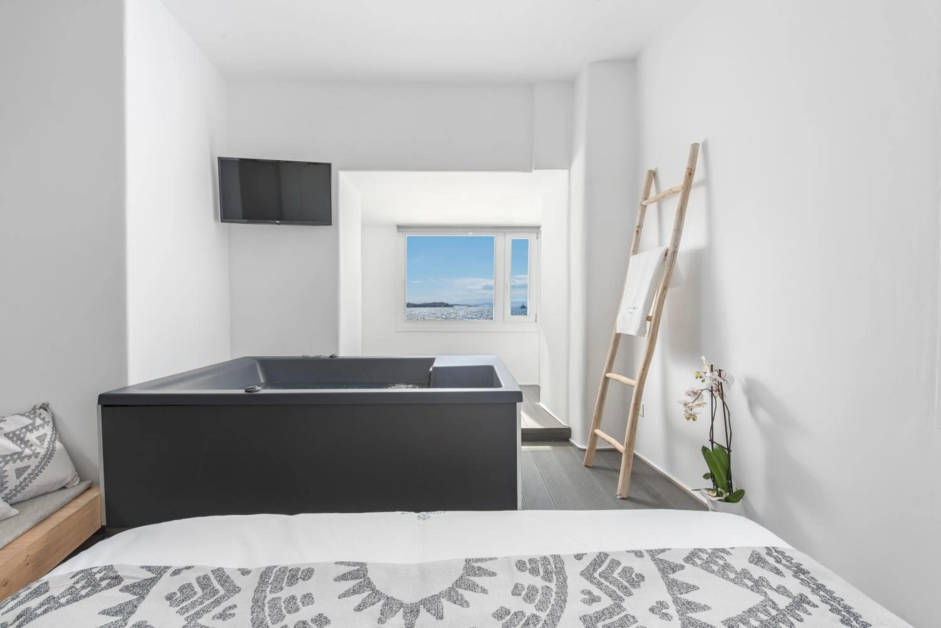 Hot Tub, Bed in Little Venice Villas