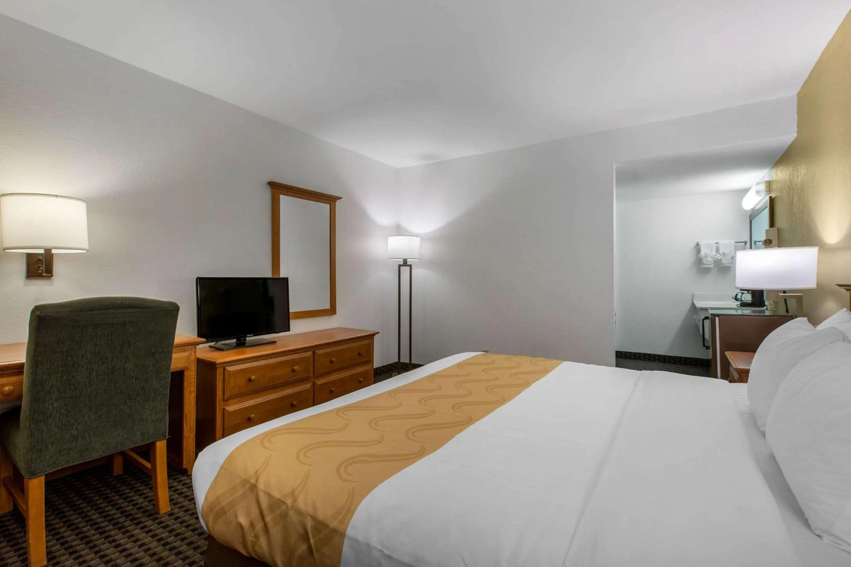 Photo of the whole room, TV/Entertainment Center in Quality Inn Palm Springs Downtown