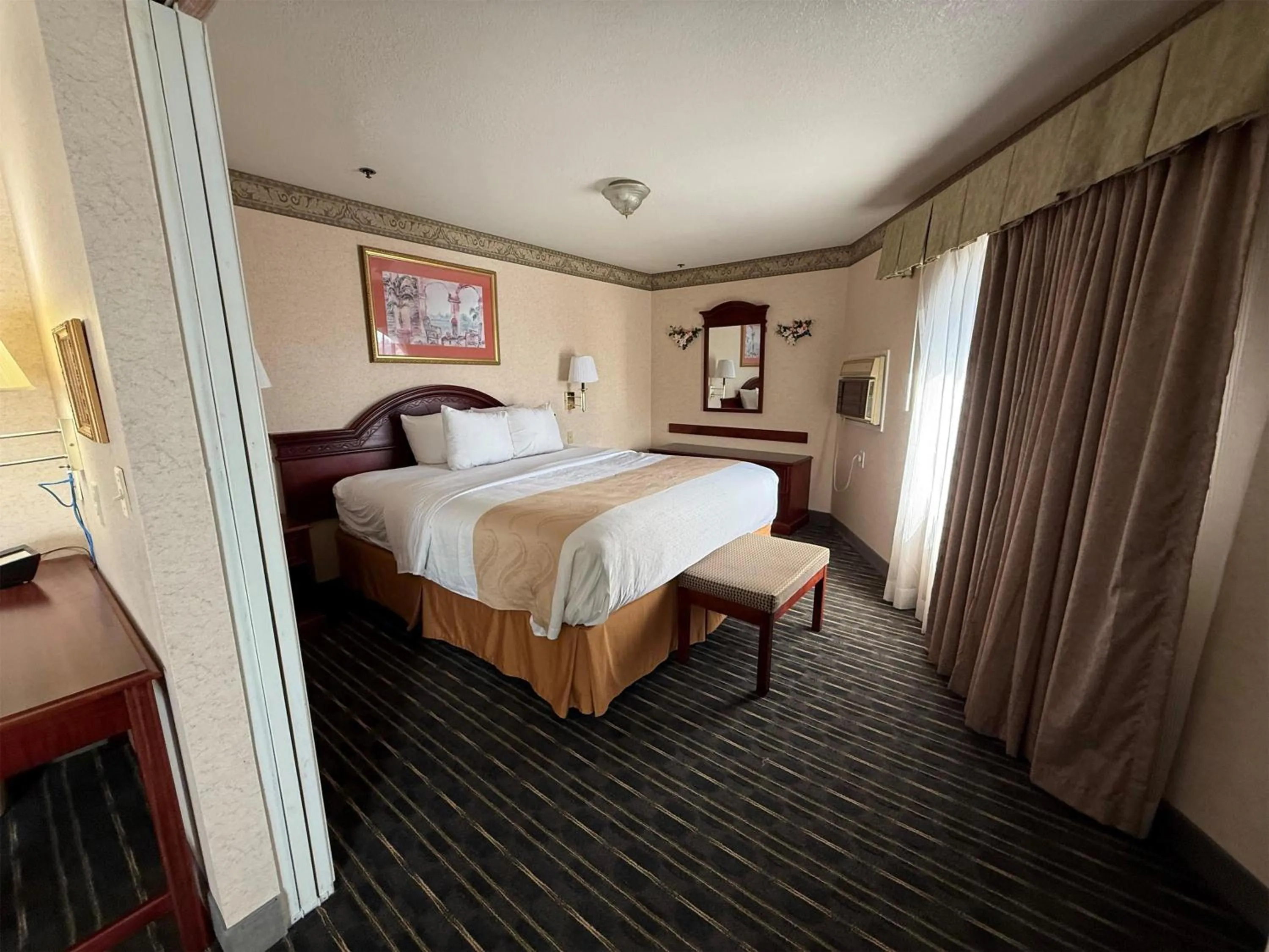 Photo of the whole room, Bed in SureStay by Best Western Sunnyvale Silicon Valley