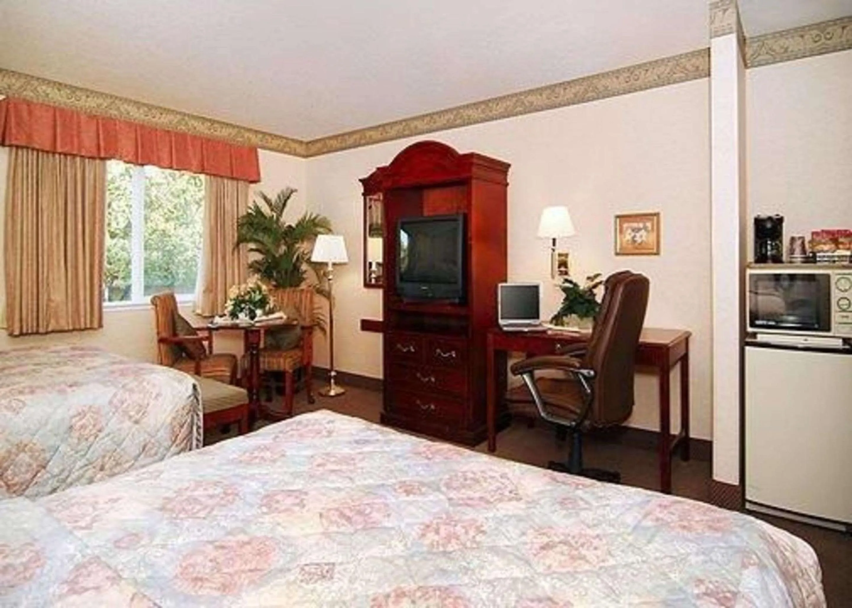 Photo of the whole room in Quality Inn Santa Clara Convention Center