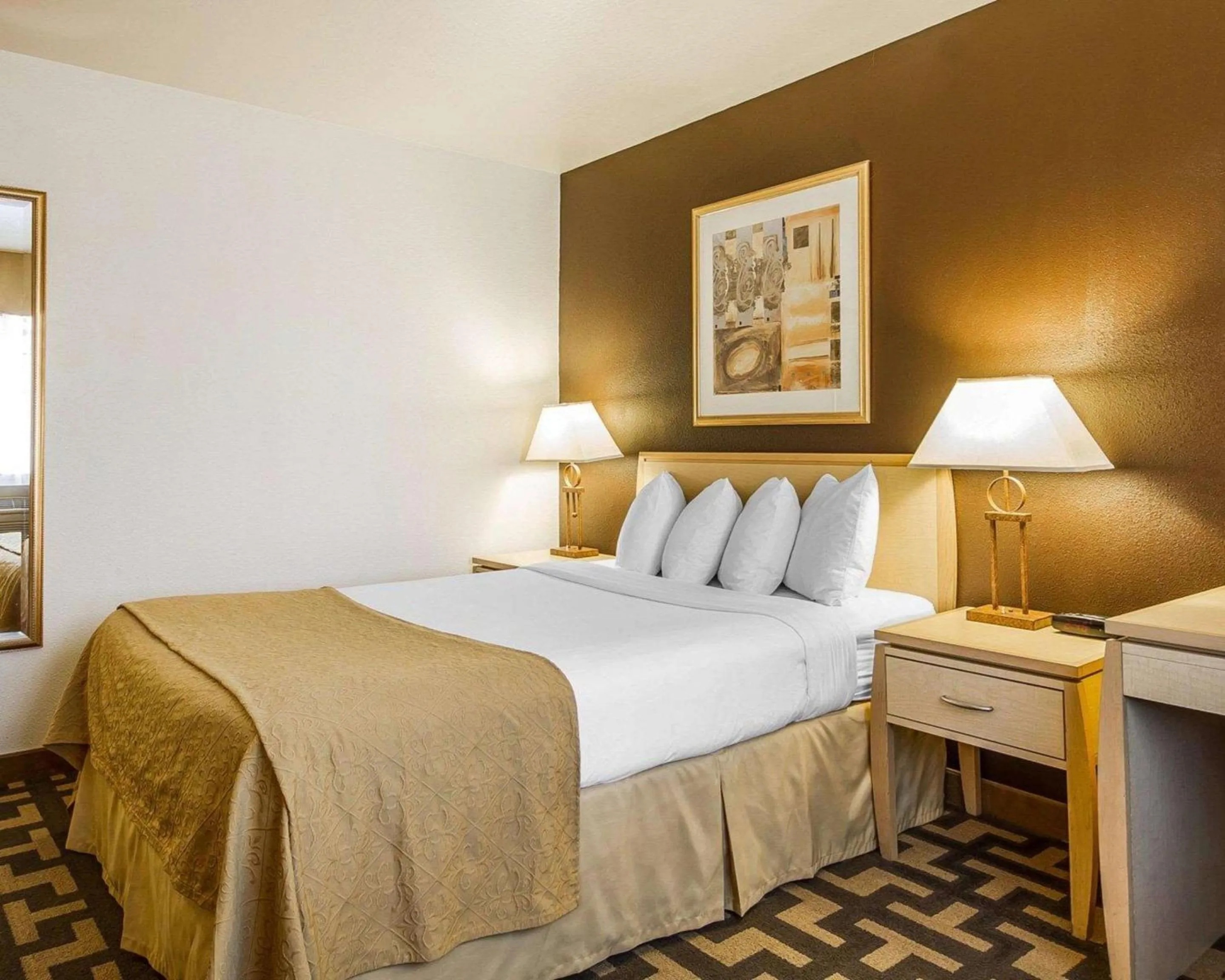 Photo of the whole room, Bed in Quality Inn Petaluma - Sonoma