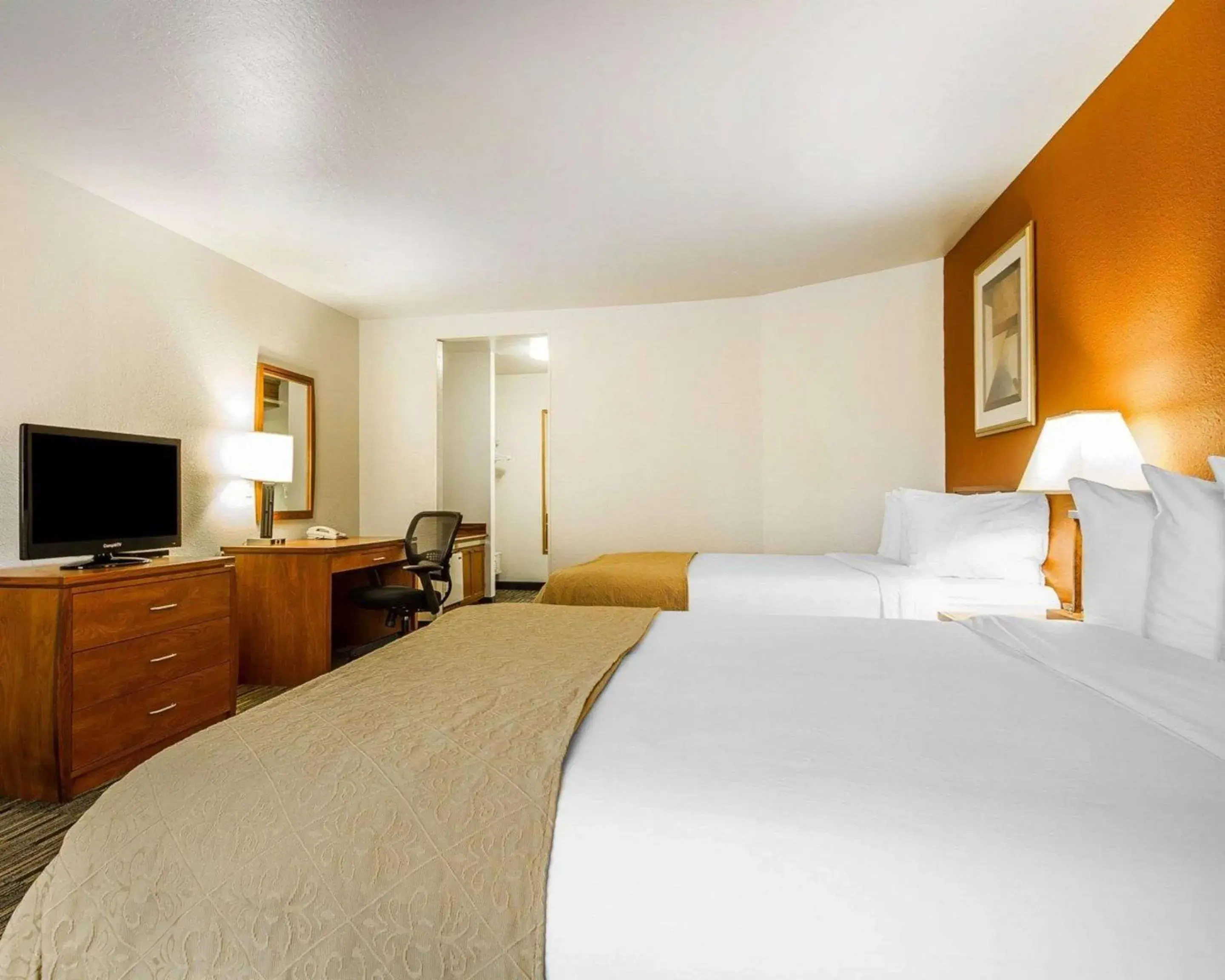 Photo of the whole room, Bed in Quality Inn Petaluma - Sonoma Photo of the whole room, Bed in Quality Inn Petaluma - Sonoma