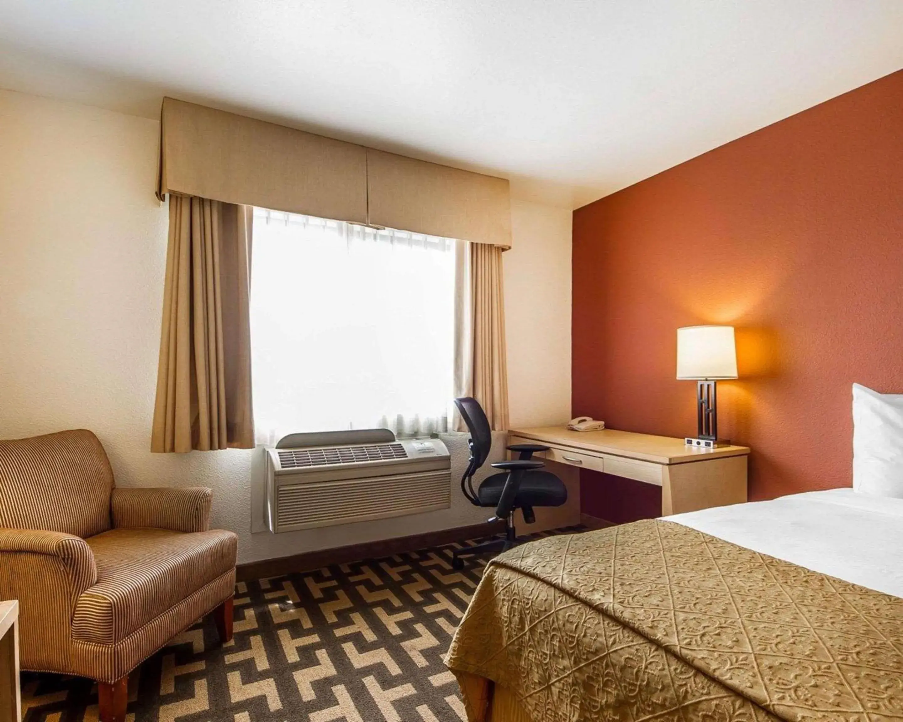 Photo of the whole room, Bed in Quality Inn Petaluma - Sonoma Photo of the whole room, Bed in Quality Inn Petaluma - Sonoma