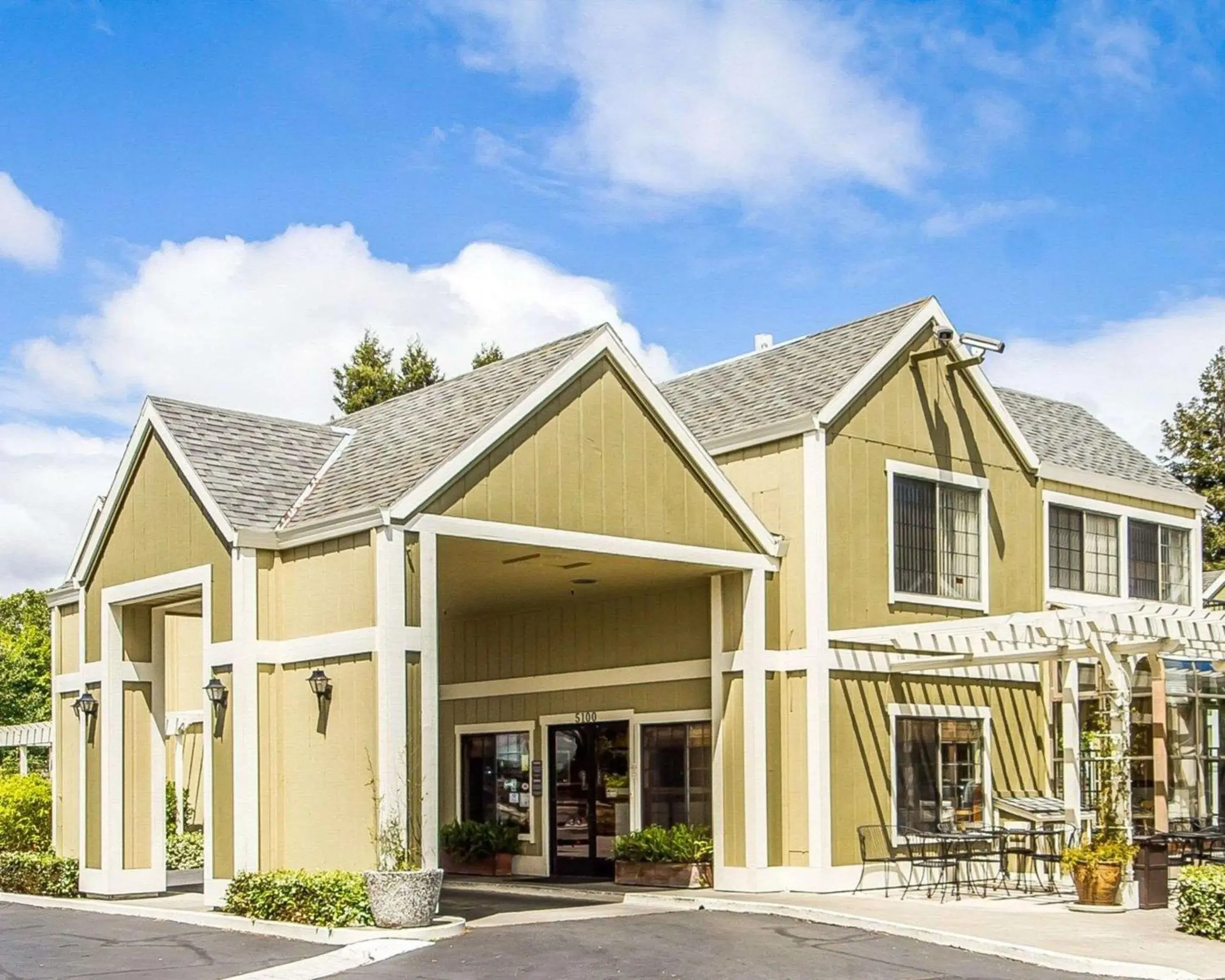 Property building in Quality Inn Petaluma - Sonoma Property building in Quality Inn Petaluma - Sonoma