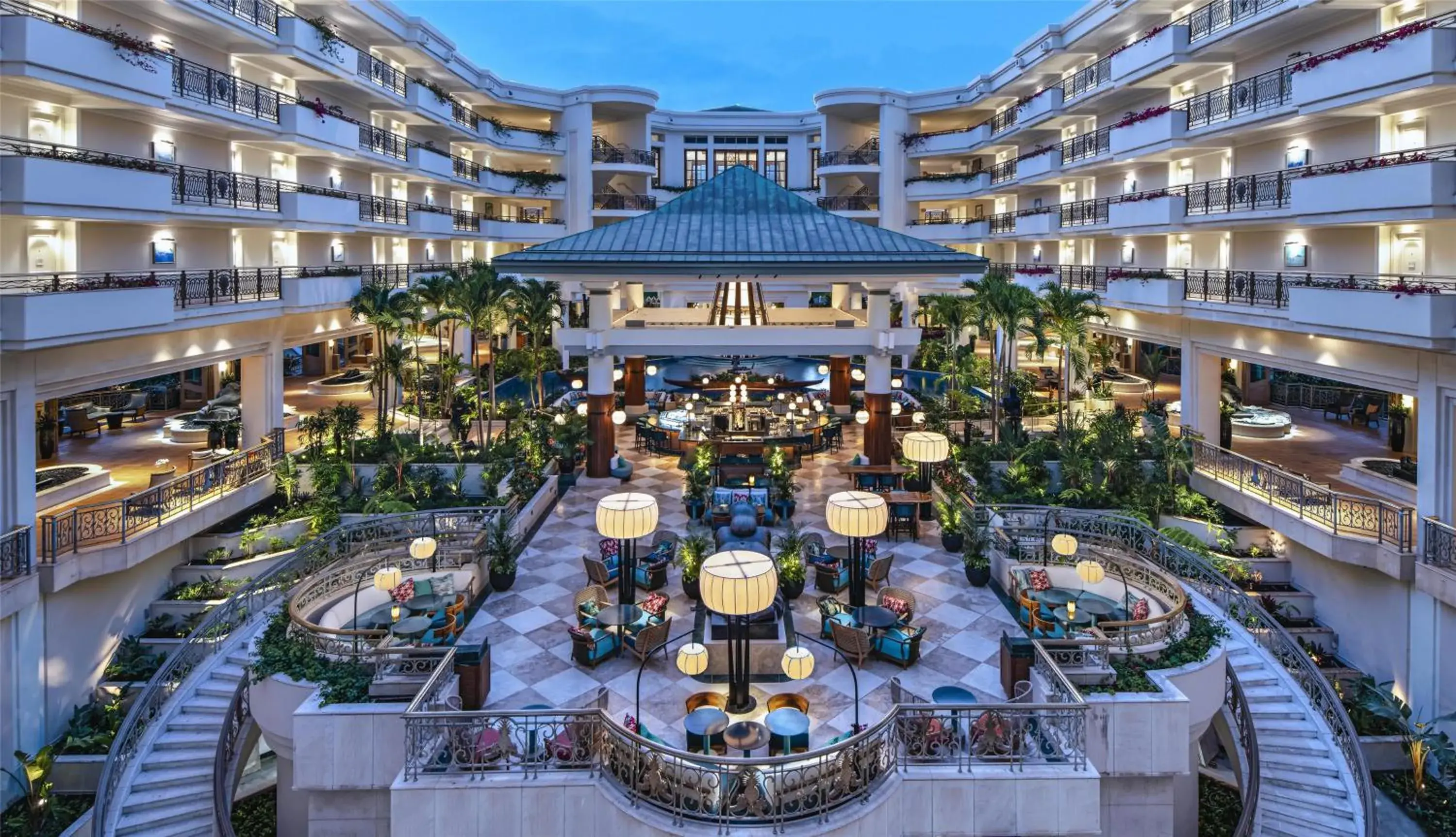 Lounge or bar in Ho'olei at Grand Wailea Lounge or bar in Ho'olei at Grand Wailea