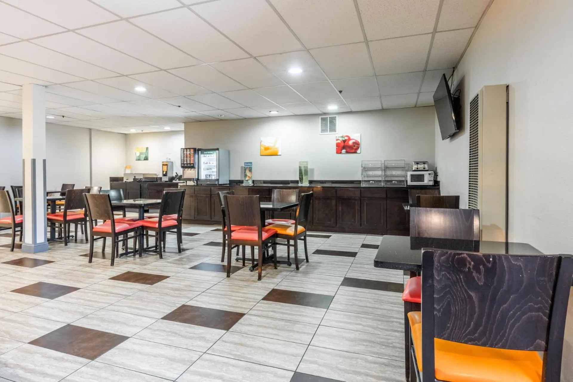 Seating area in Quality Inn near Mammoth Mountain Ski Resort