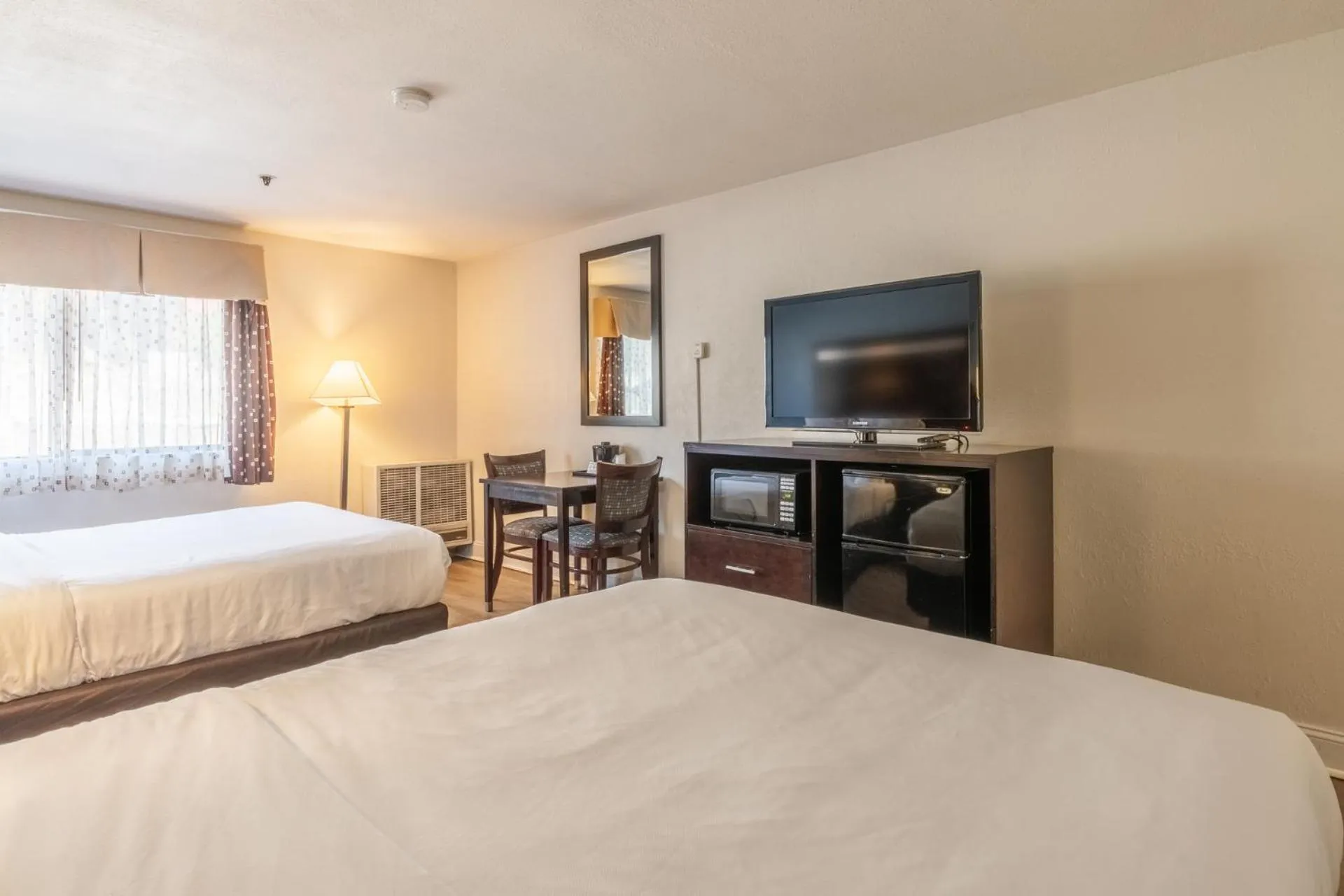 TV and multimedia, Bed in Quality Inn near Mammoth Mountain Ski Resort
