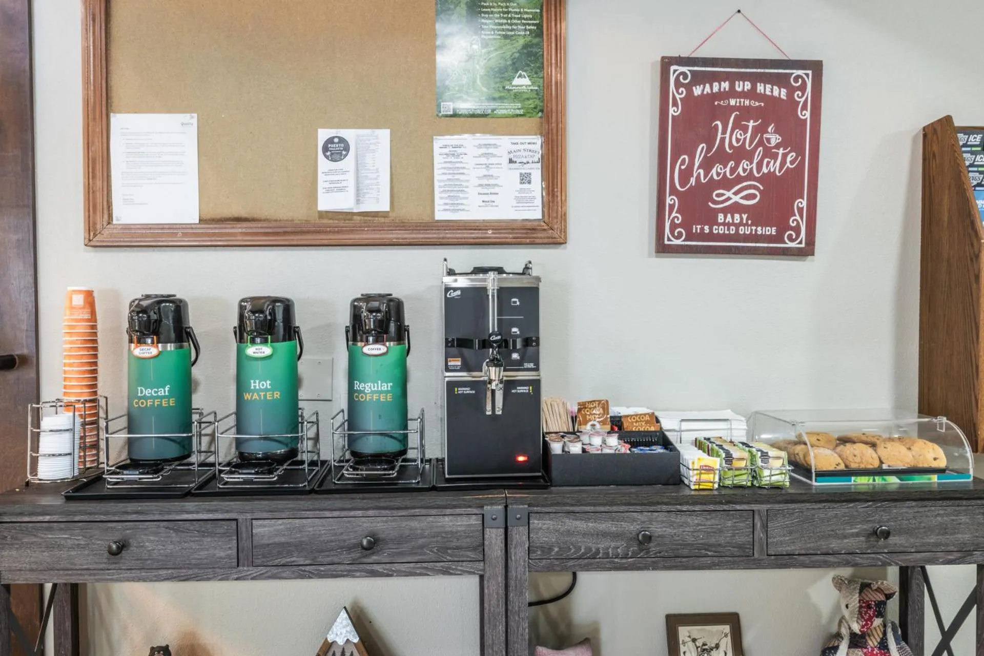 Coffee/tea facilities in Quality Inn near Mammoth Mountain Ski Resort