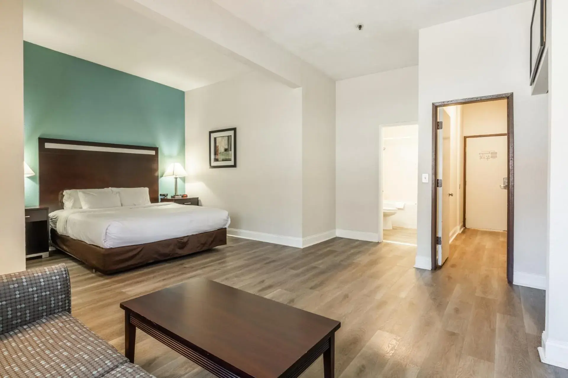 Bed in Quality Inn near Mammoth Mountain Ski Resort Bed in Quality Inn near Mammoth Mountain Ski Resort