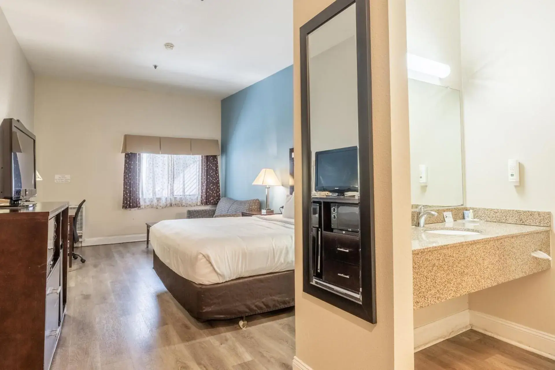 Bed in Quality Inn near Mammoth Mountain Ski Resort Bed in Quality Inn near Mammoth Mountain Ski Resort