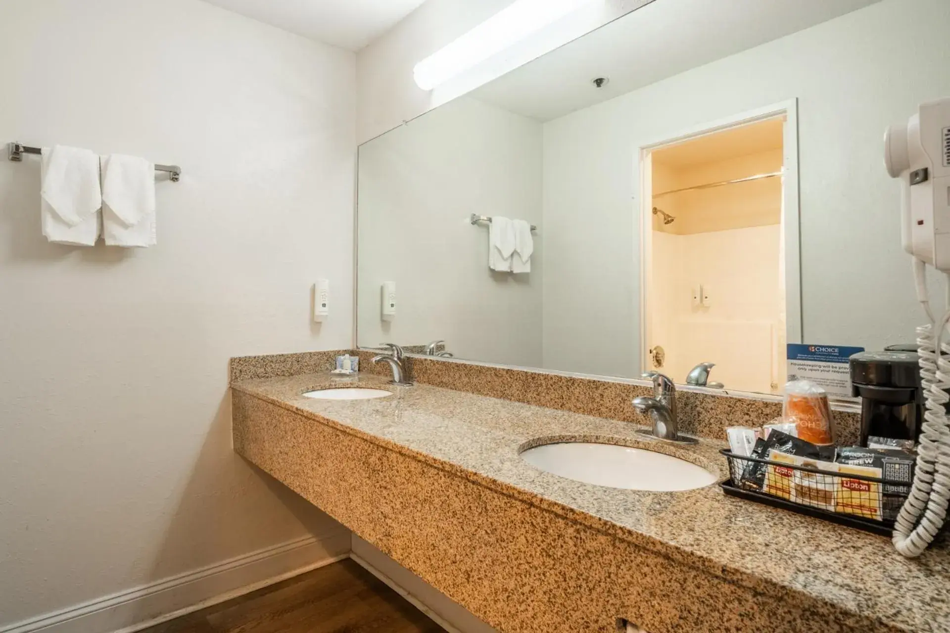 Queen Room with Two Queen Beds and Tub - Accessible/Non Smoking in Quality Inn near Mammoth Mountain Ski Resort Queen Room with Two Queen Beds and Tub - Accessible/Non Smoking in Quality Inn near Mammoth Mountain Ski Resort