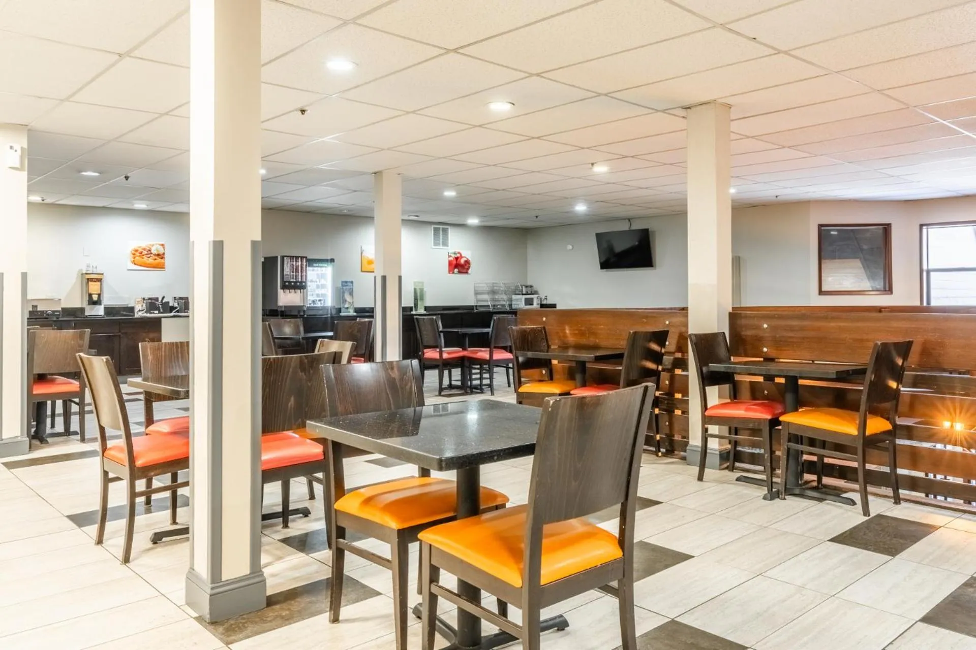 Communal lounge/ TV room in Quality Inn near Mammoth Mountain Ski Resort