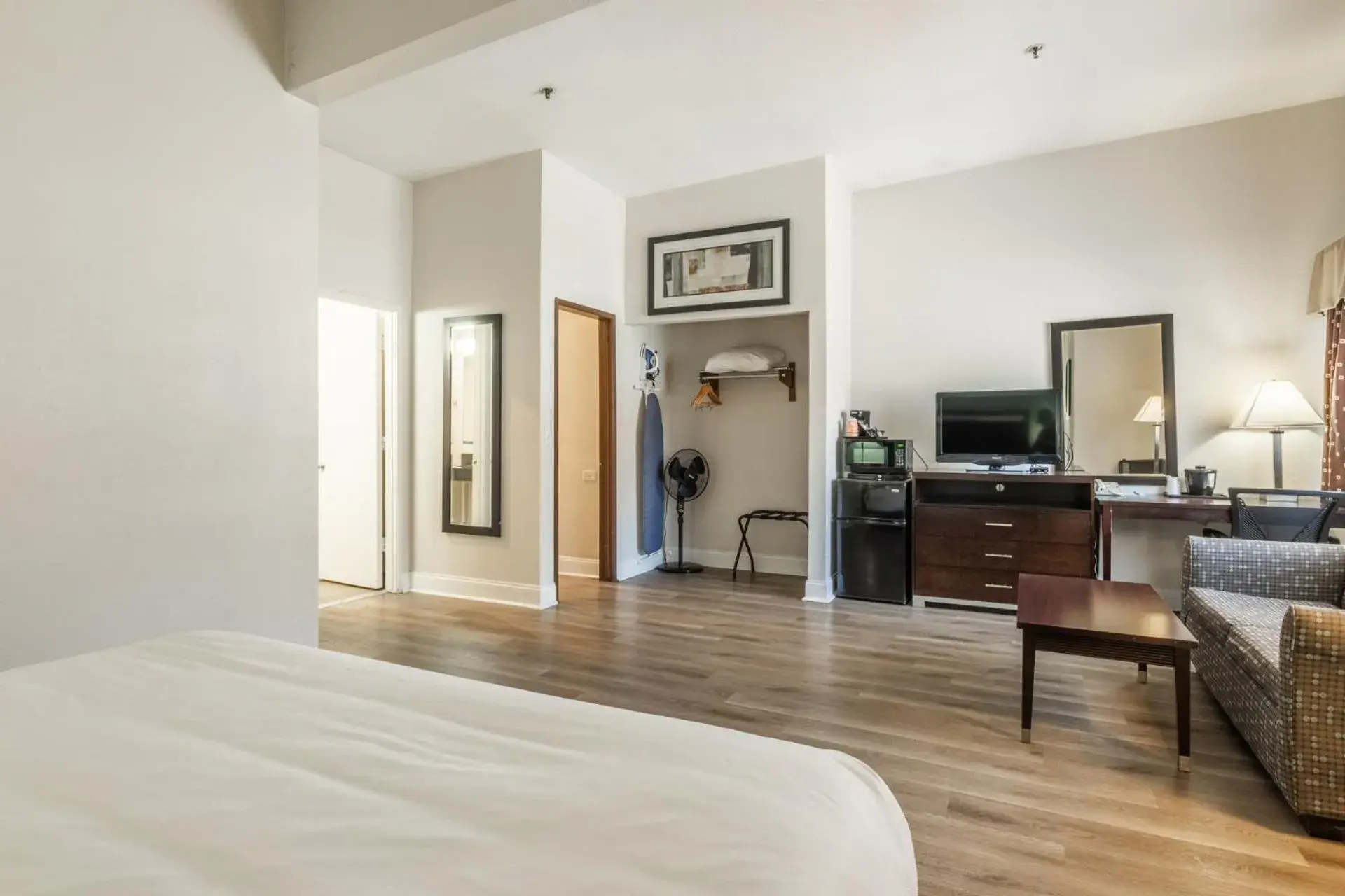 Bed in Quality Inn near Mammoth Mountain Ski Resort Bed in Quality Inn near Mammoth Mountain Ski Resort