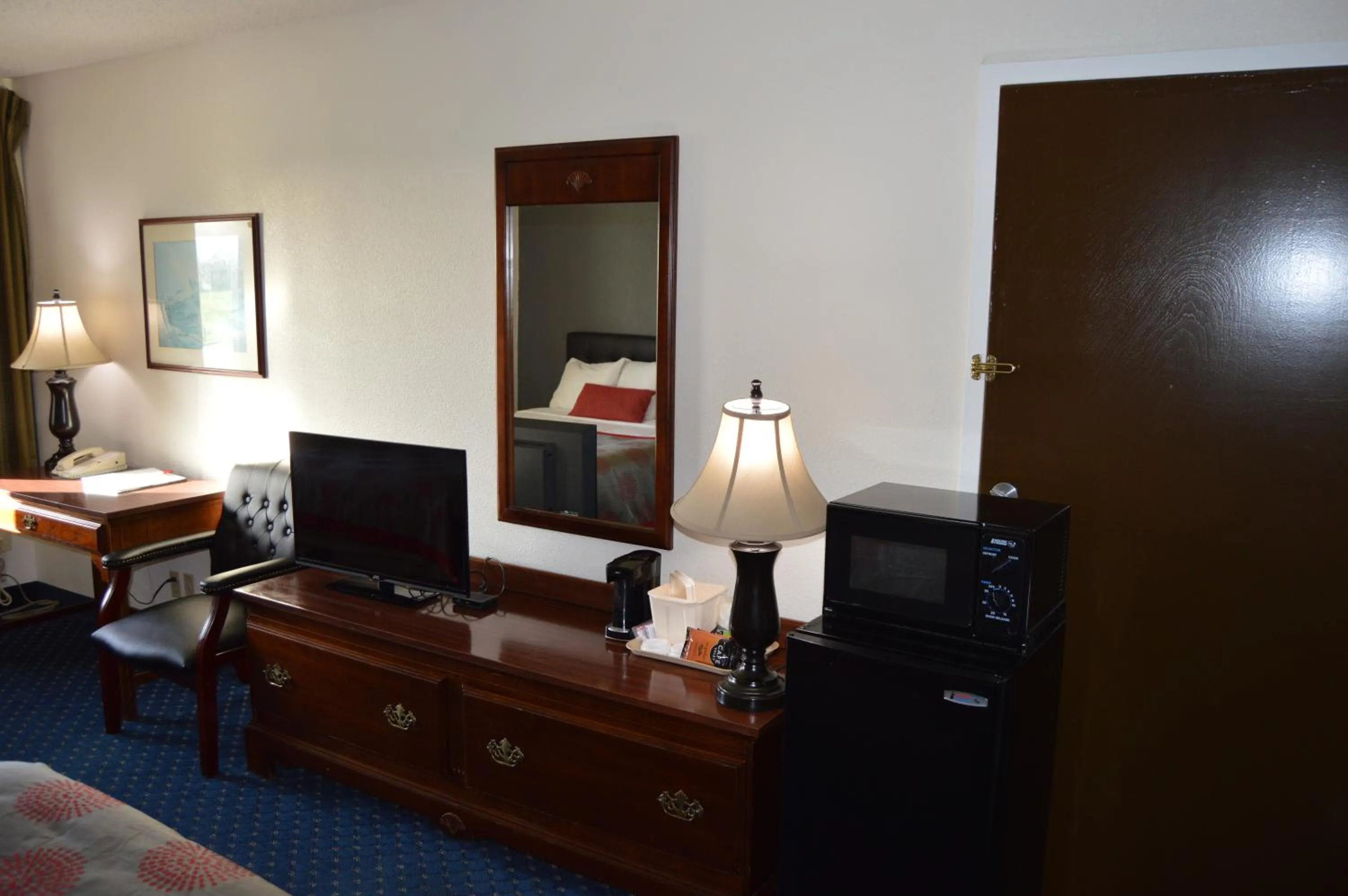 TV and multimedia, Bed in Ramada by Wyndham Arcata