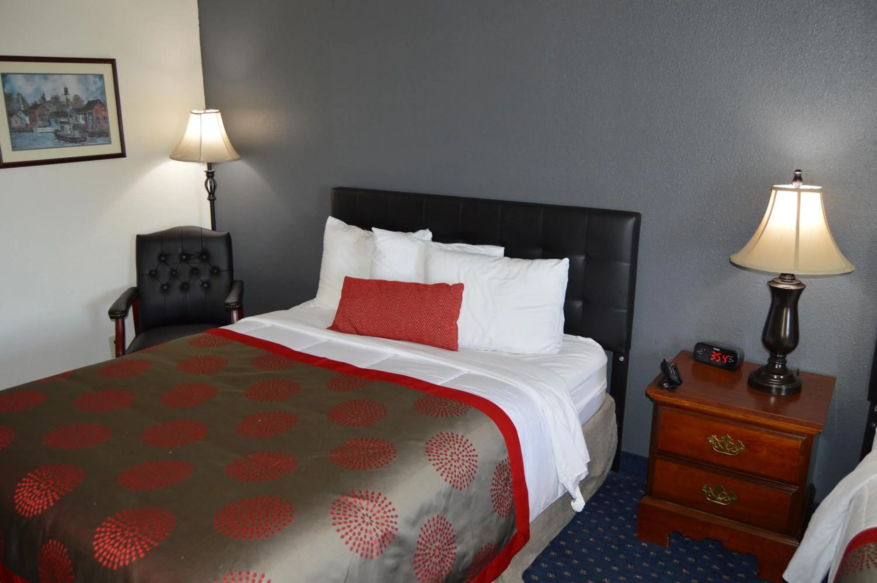 Photo of the whole room, Bed in Ramada by Wyndham Arcata