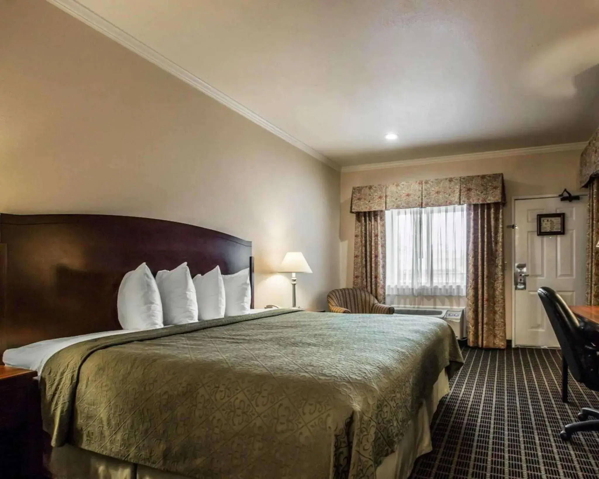 Photo of the whole room, Bed in Quality Inn Temecula Valley Wine Country Photo of the whole room, Bed in Quality Inn Temecula Valley Wine Country