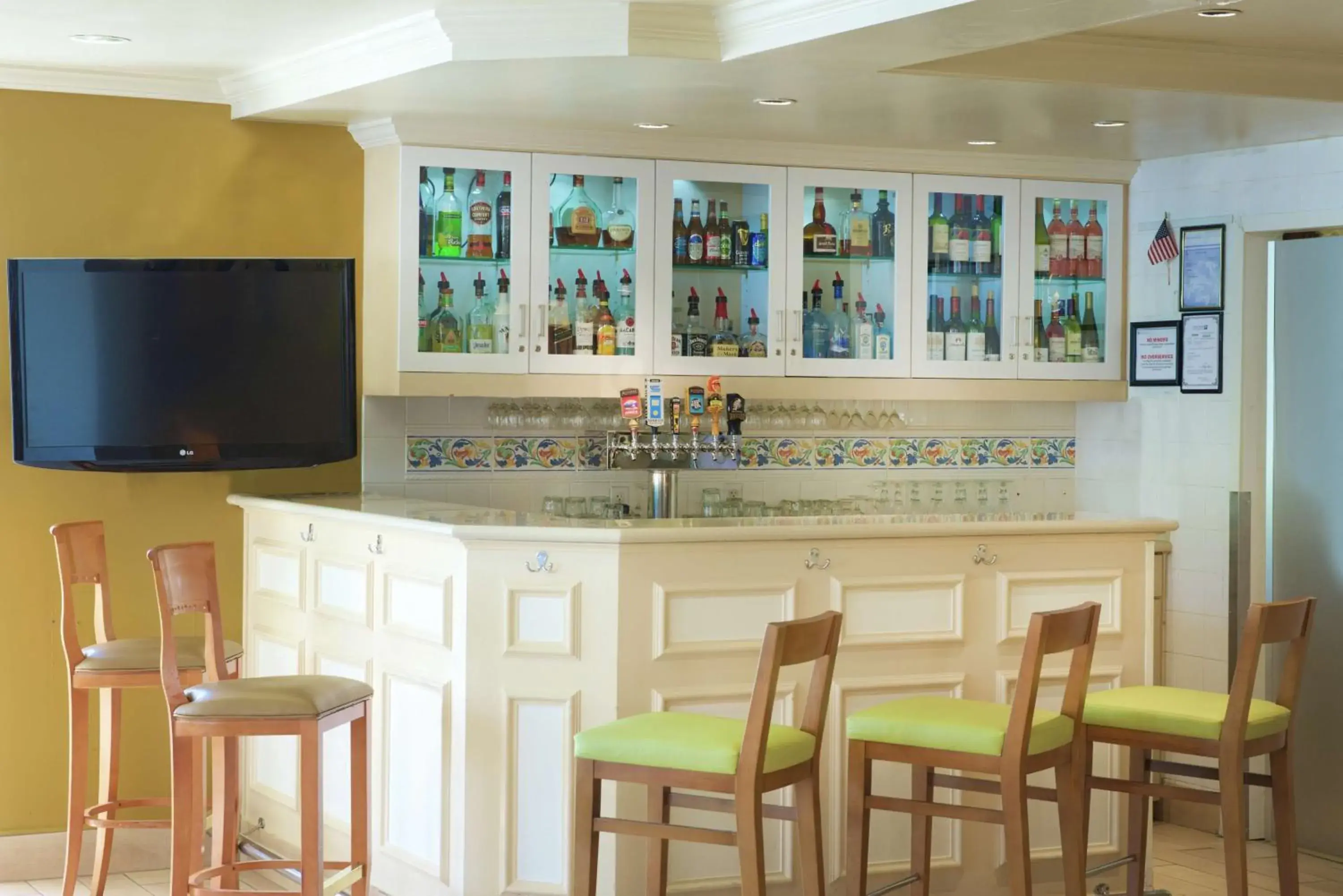 Lounge or bar in Hilton Garden Inn Seattle/Renton Lounge or bar in Hilton Garden Inn Seattle/Renton