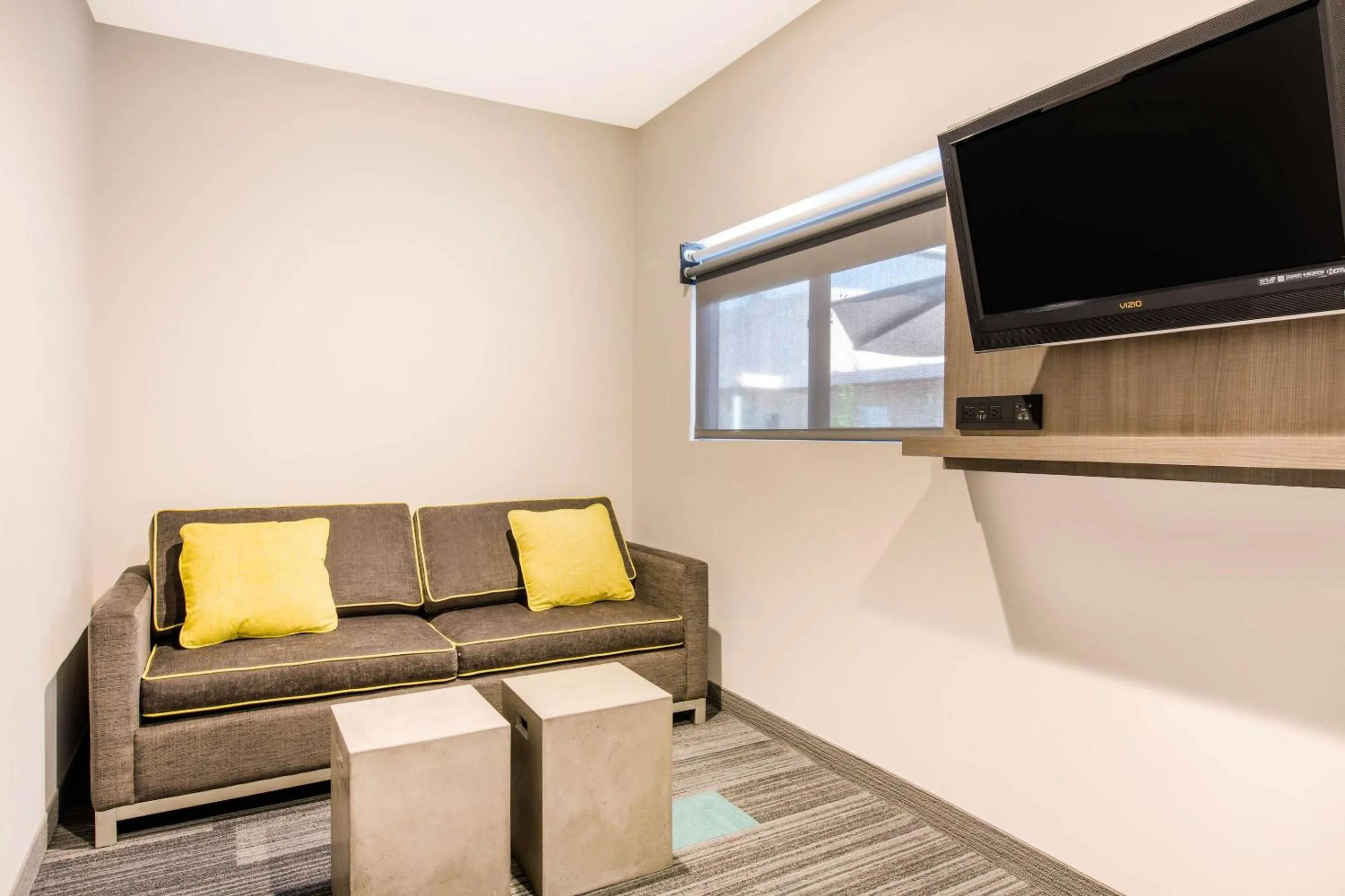 Bedroom in Rodeway Inn near Melrose Ave