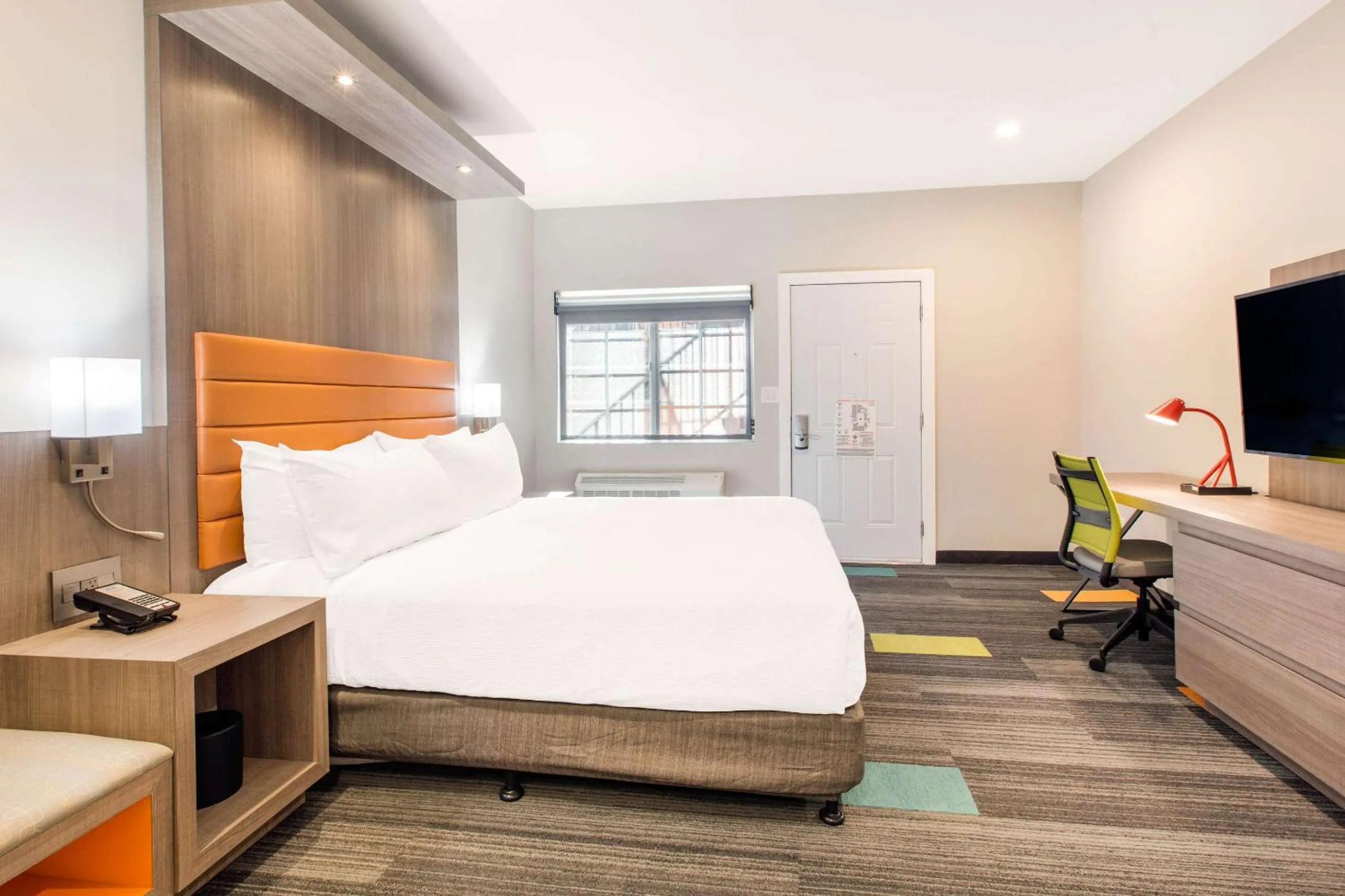 Bedroom, Bed in Rodeway Inn near Melrose Ave