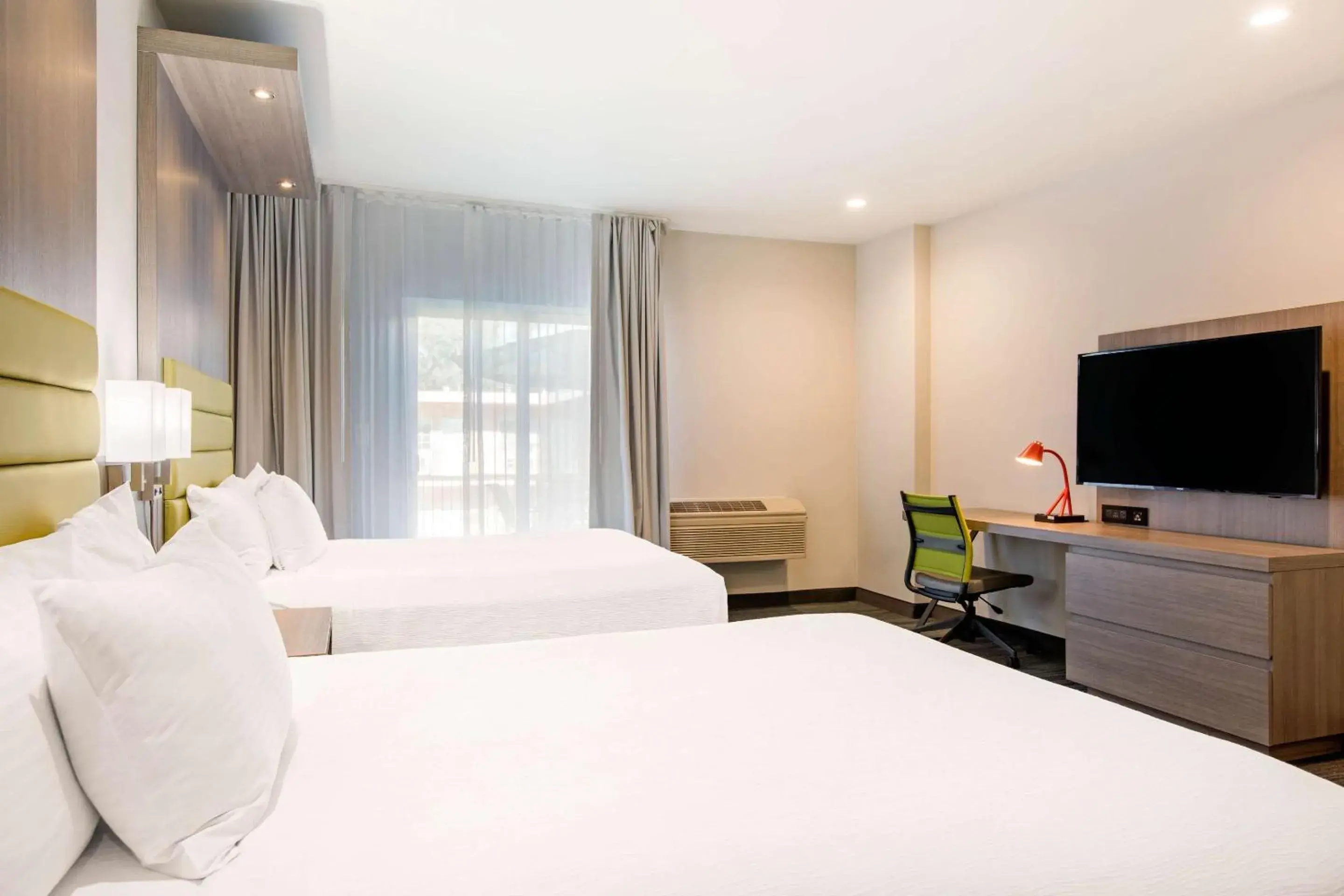 Bedroom, Bed in Rodeway Inn near Melrose Ave Bedroom, Bed in Rodeway Inn near Melrose Ave