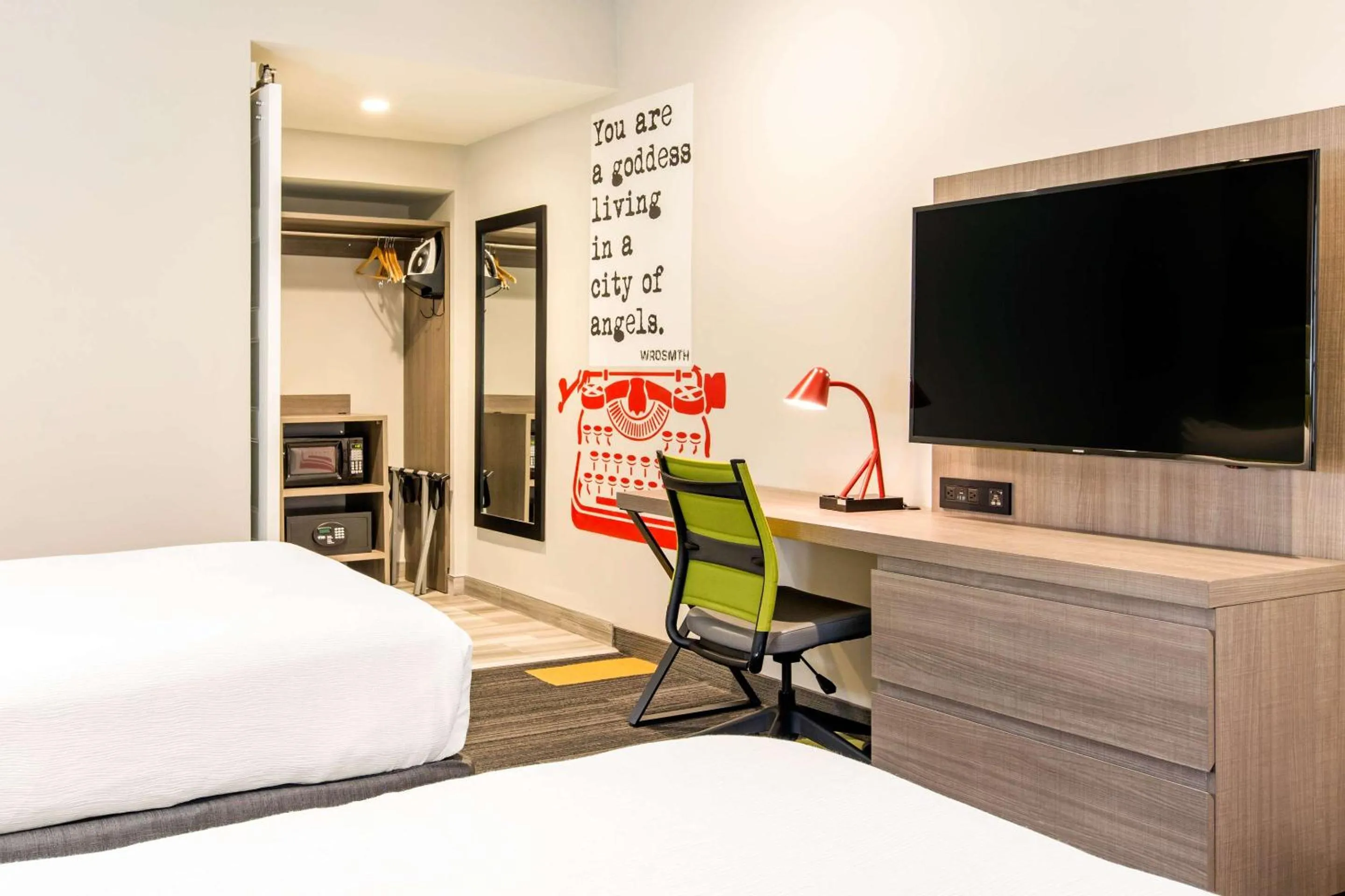 Bedroom, Bed in Rodeway Inn near Melrose Ave