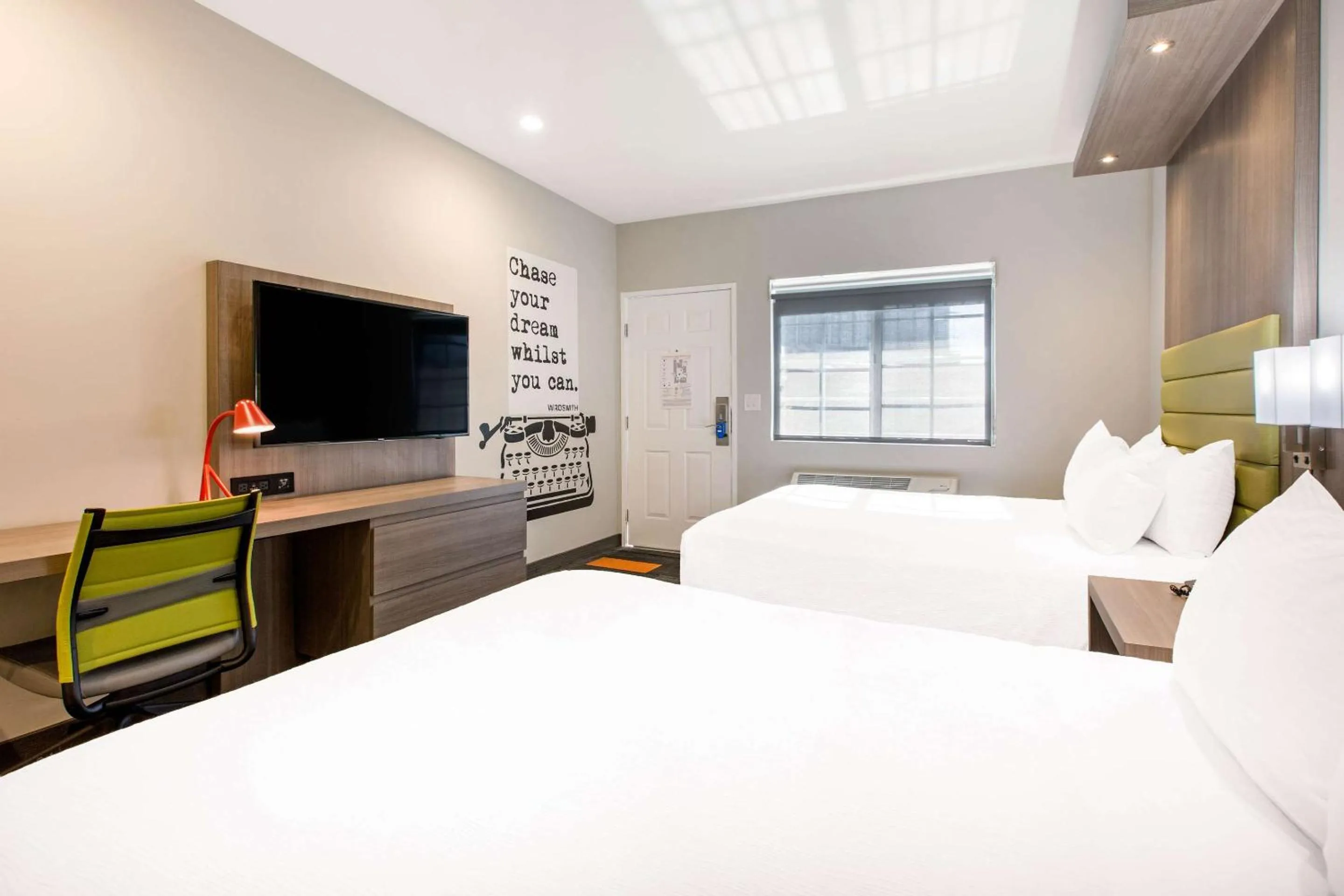 Bedroom, Bed in Rodeway Inn near Melrose Ave