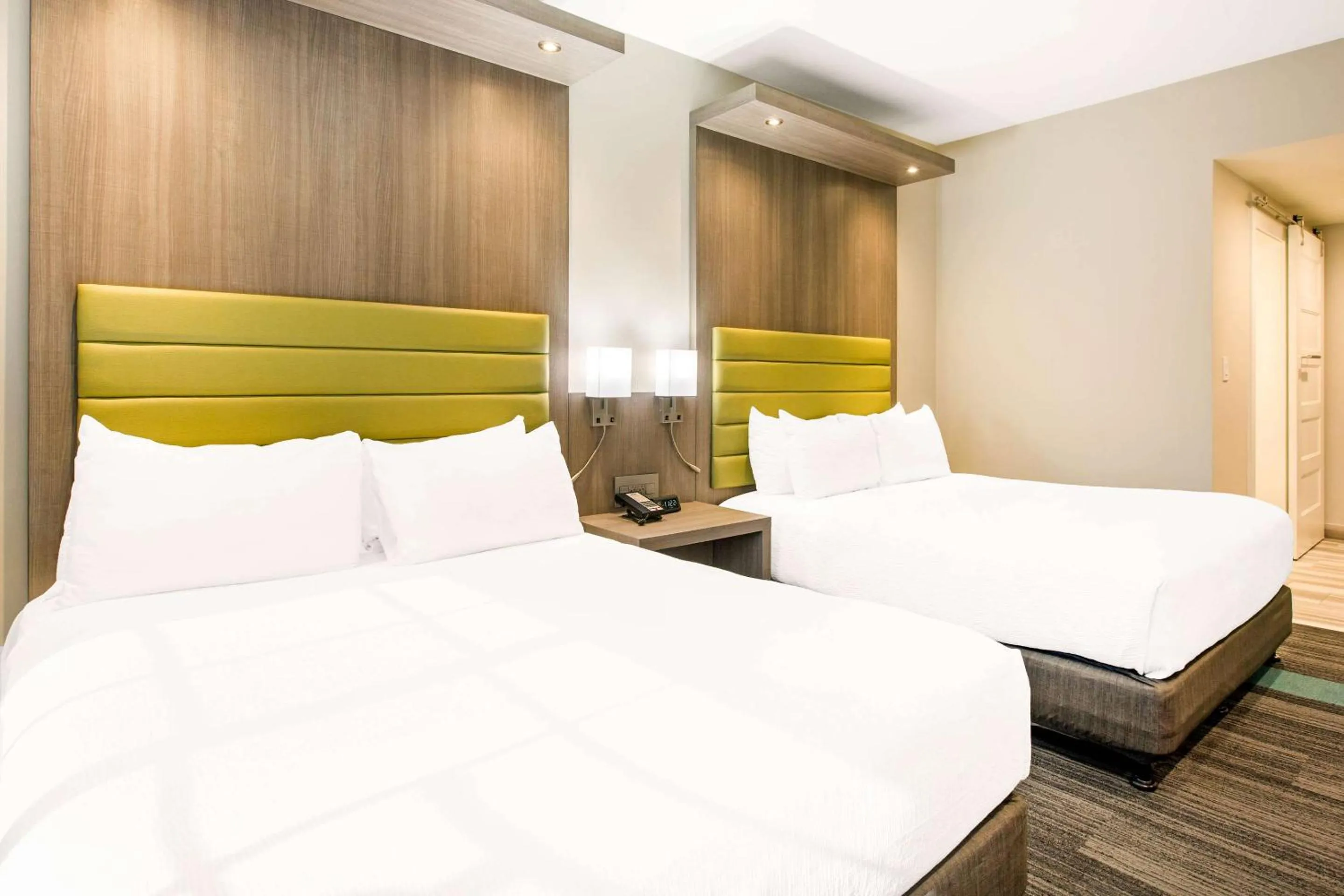 Bedroom, Bed in Rodeway Inn near Melrose Ave