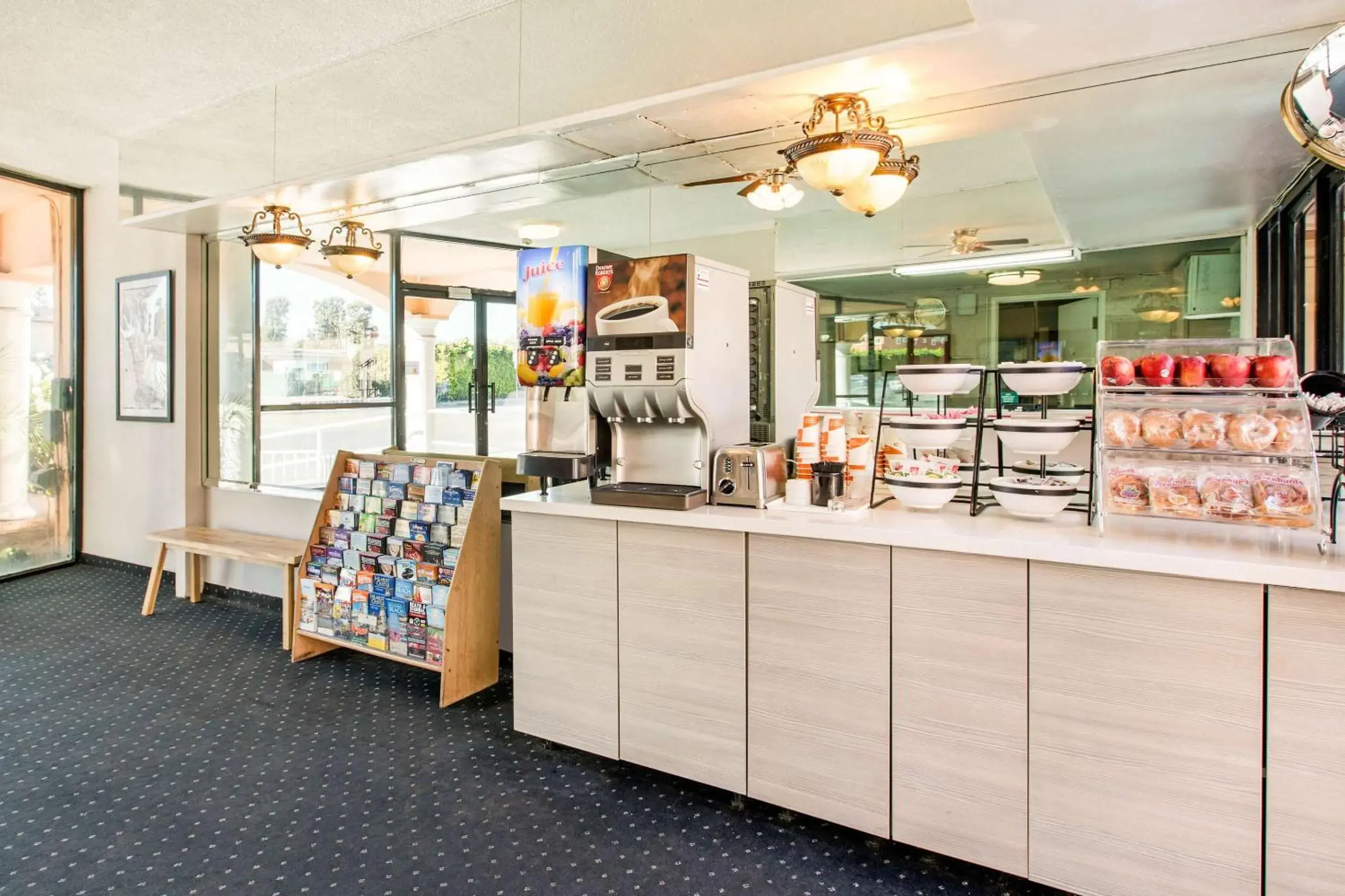 Breakfast in Rodeway Inn near Melrose Ave Breakfast in Rodeway Inn near Melrose Ave