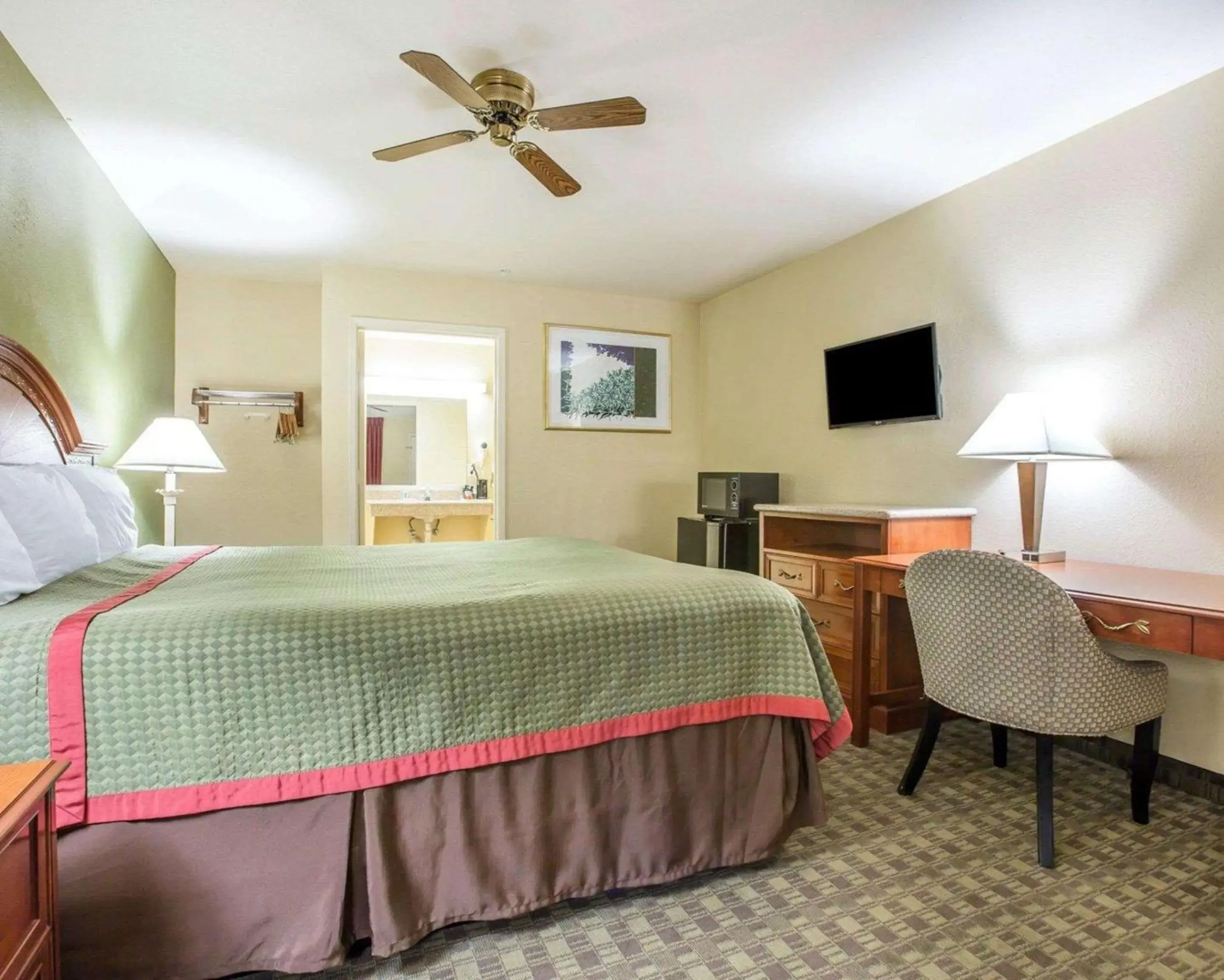 Photo of the whole room, Bed in Rodeway Inn Delano Photo of the whole room, Bed in Rodeway Inn Delano