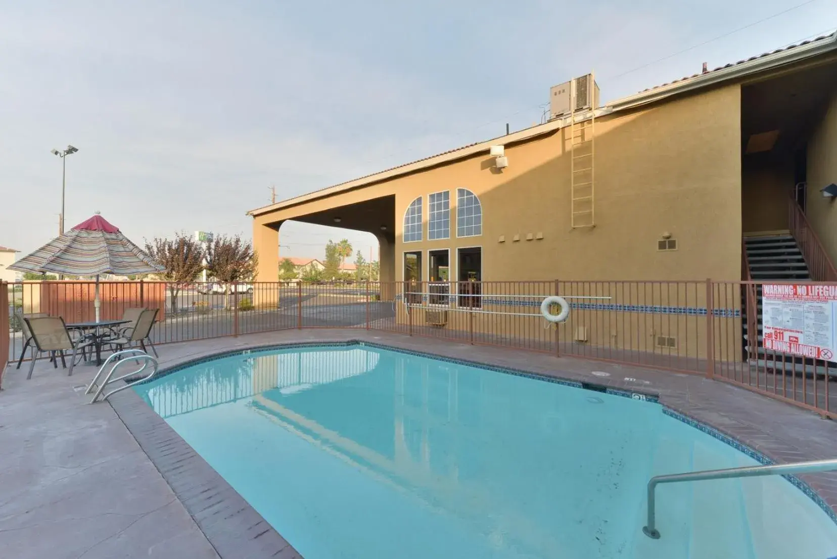 Swimming pool in Rodeway Inn Delano Swimming pool in Rodeway Inn Delano
