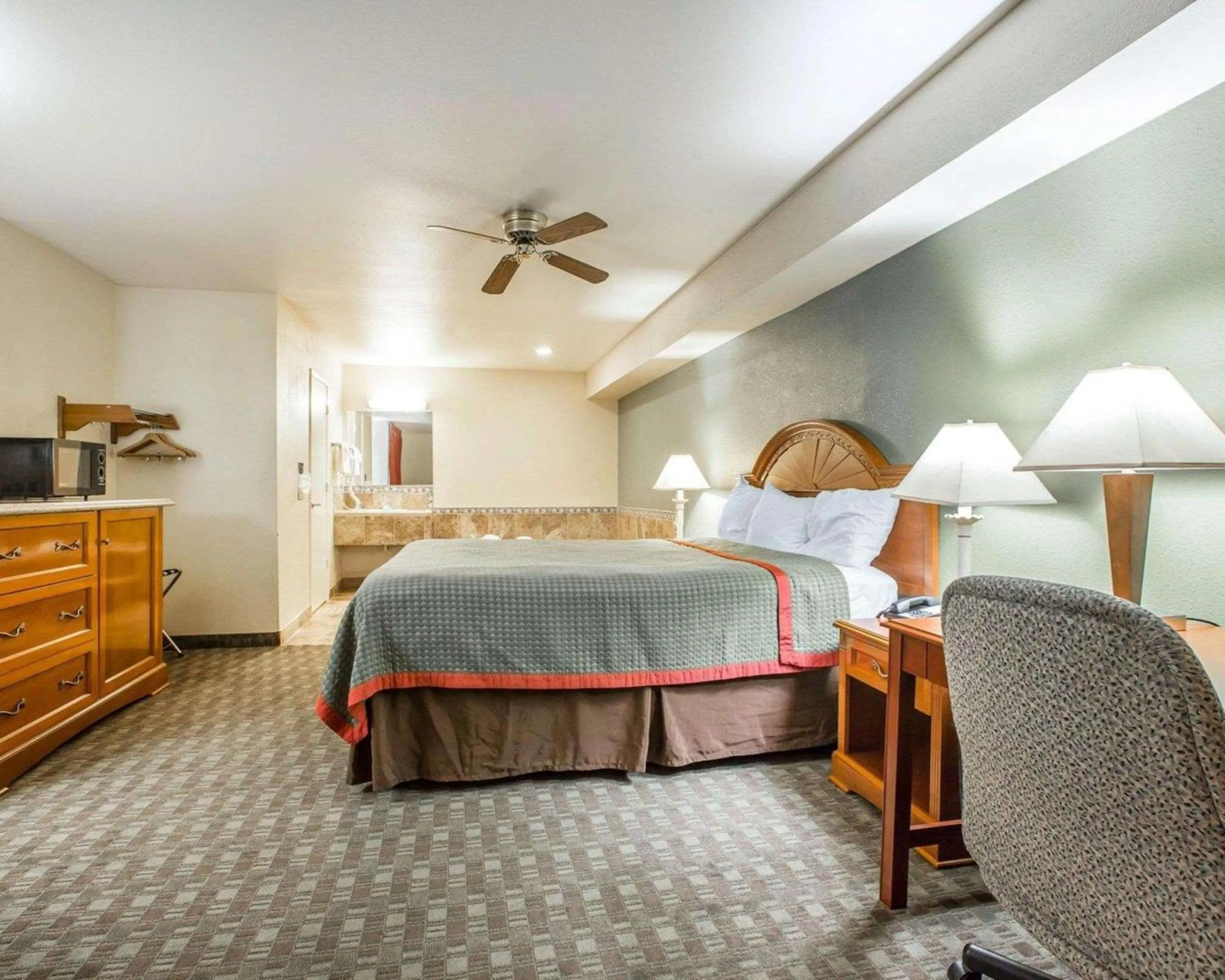 Photo of the whole room, Bed in Rodeway Inn Delano