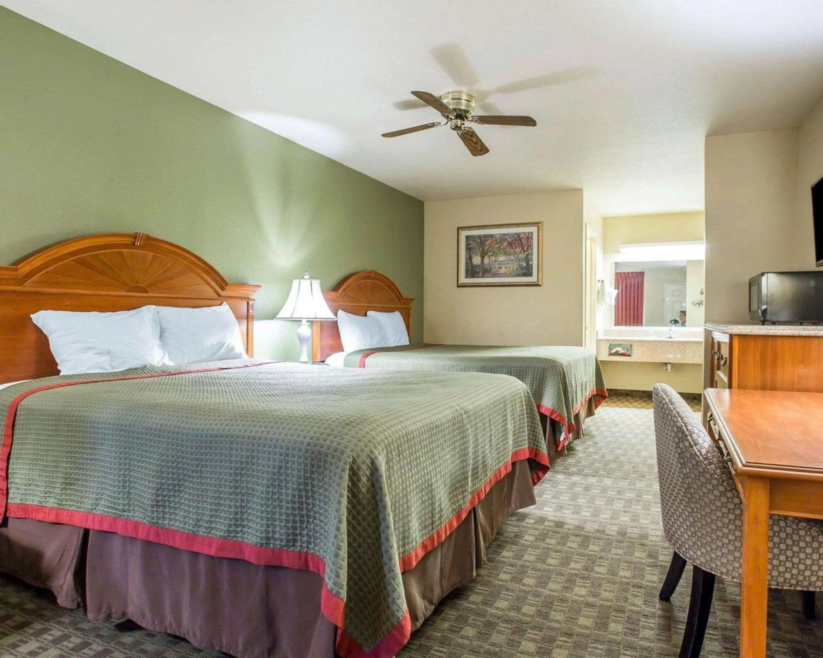 Photo of the whole room, Bed in Rodeway Inn Delano