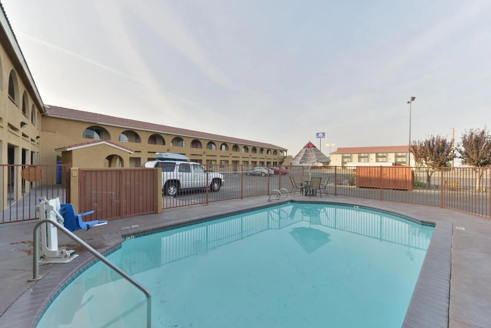 Swimming pool in Rodeway Inn Delano