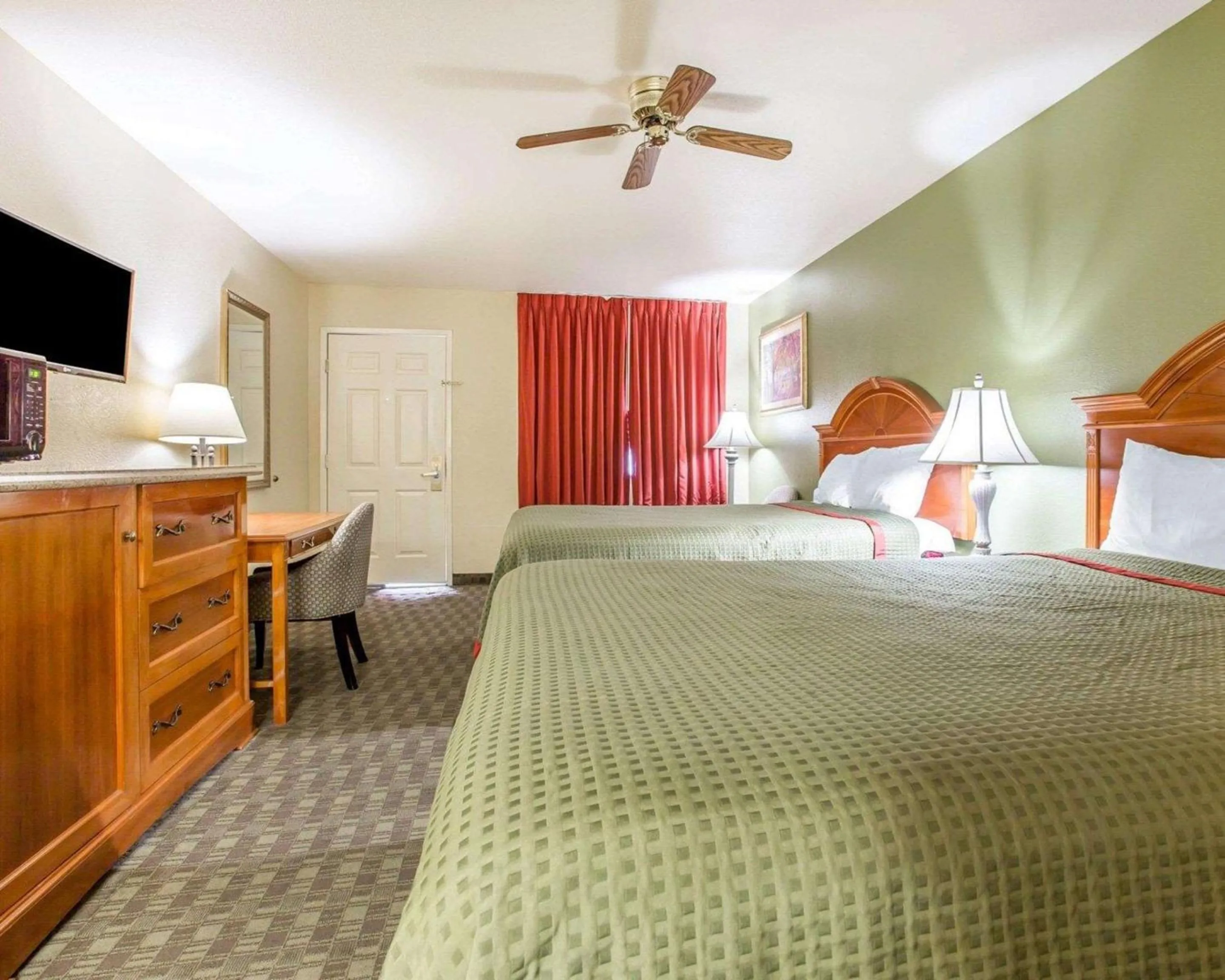 Photo of the whole room, Bed in Rodeway Inn Delano